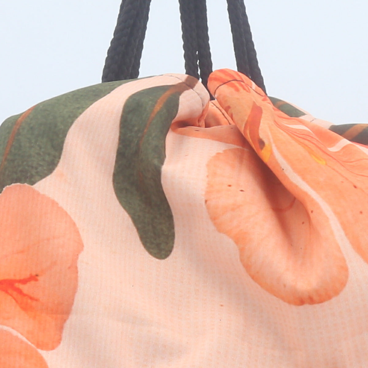 Mochila Saco Atoalhada com Estampa Tropical  Bege