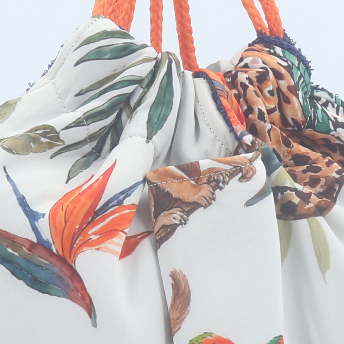 Mochila Saco Atoalhada com Estampa Tropical  Marfim