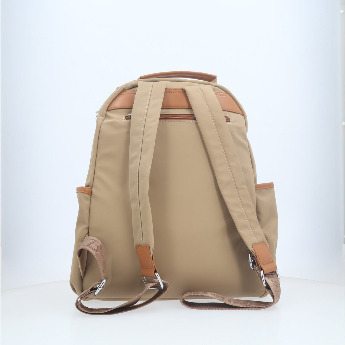 Mochila em Nylon com Bolso Frontal e Traseiro Bege