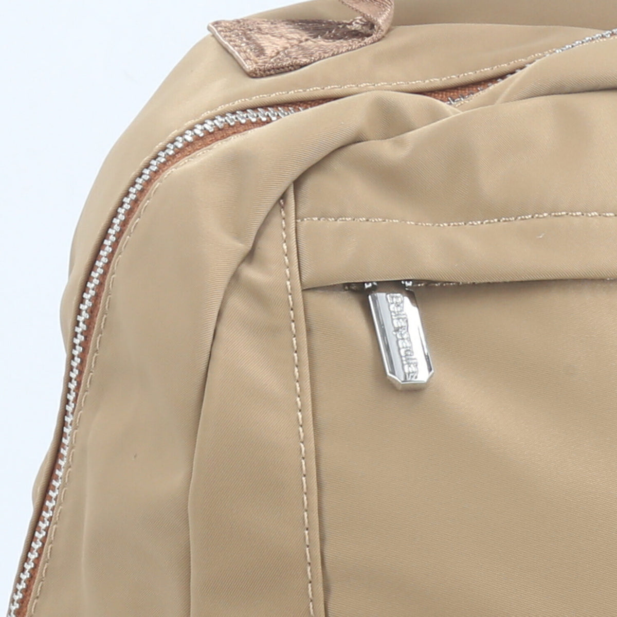 Mochila em Nylon com Bolso Frontal e Traseiro Bege