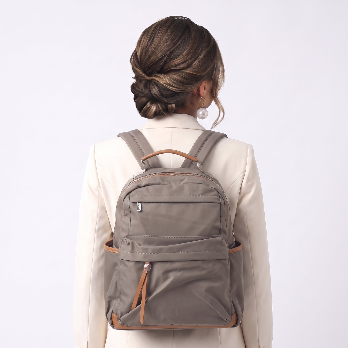 Mochila em Nylon com Bolso Frontal e Traseiro Cinza