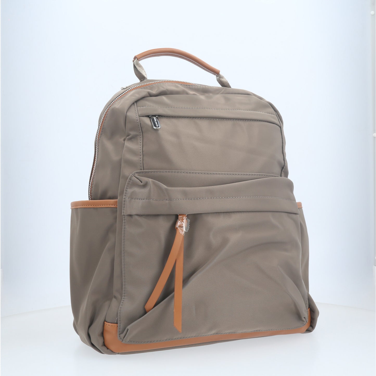 Mochila em Nylon com Bolso Frontal e Traseiro Cinza