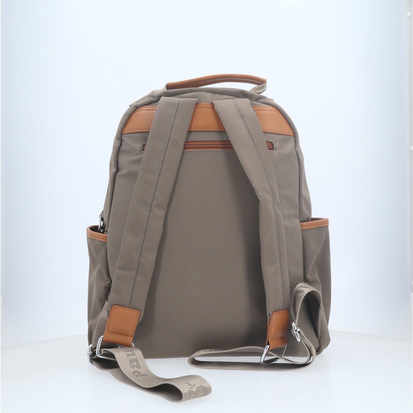 Mochila em Nylon com Bolso Frontal e Traseiro Cinza