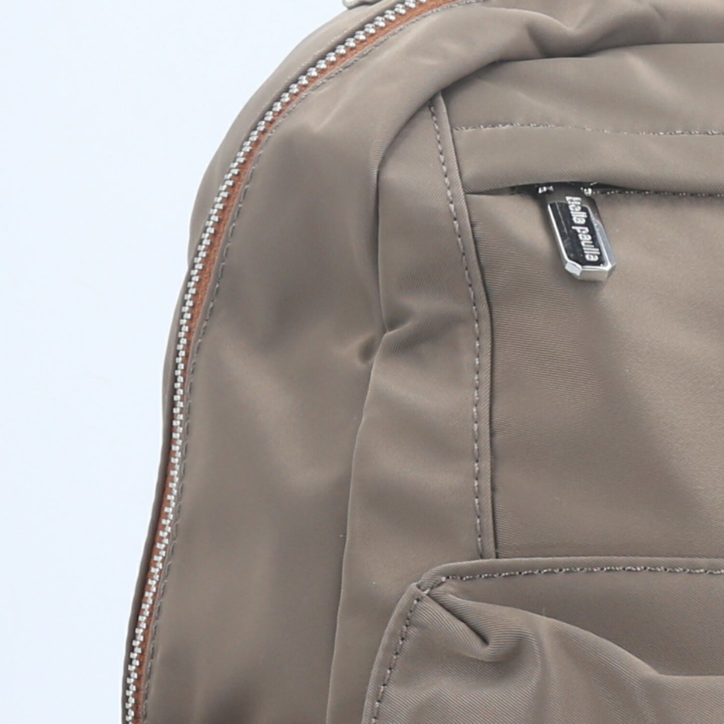 Mochila em Nylon com Bolso Frontal e Traseiro Cinza
