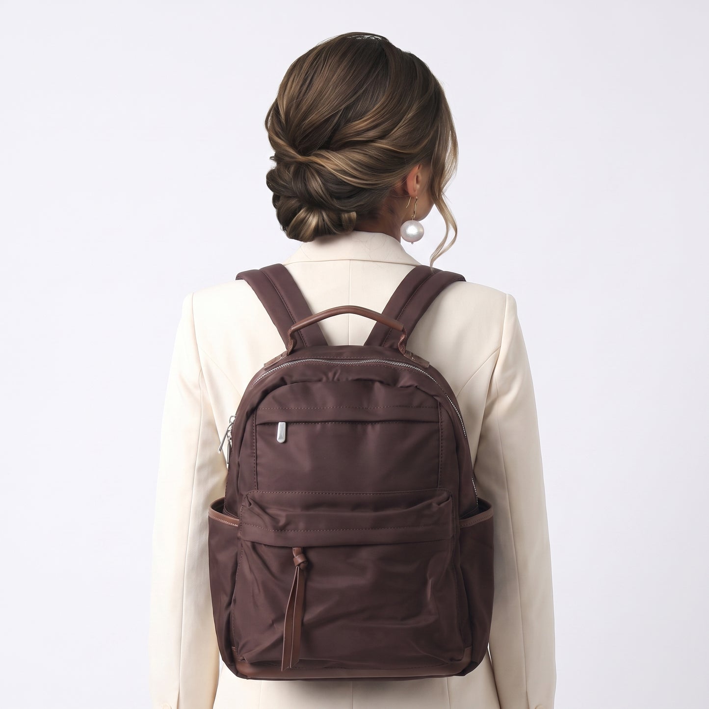 Mochila em Nylon com Bolso Frontal e Traseiro Marrom escuro
