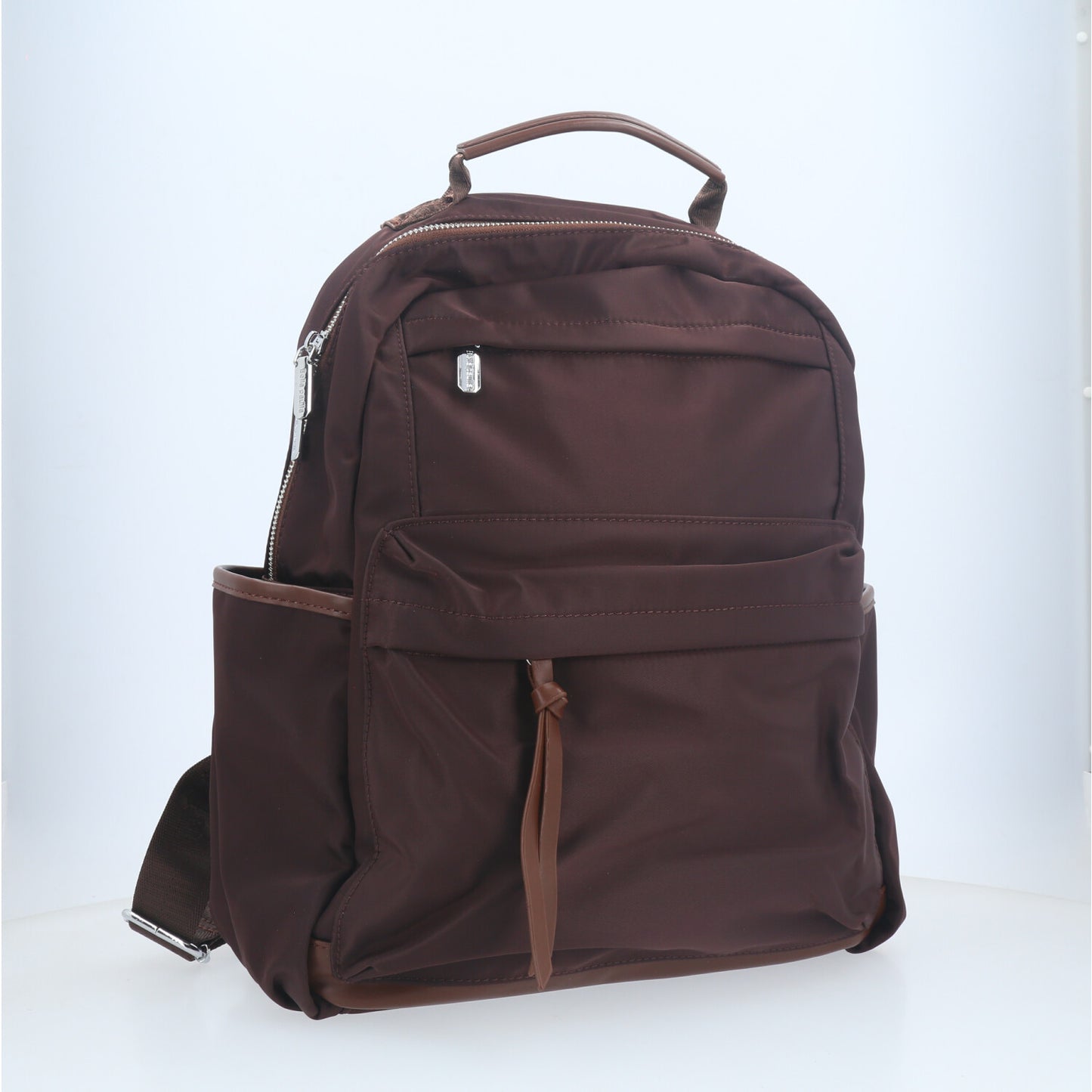 Mochila em Nylon com Bolso Frontal e Traseiro Marrom escuro