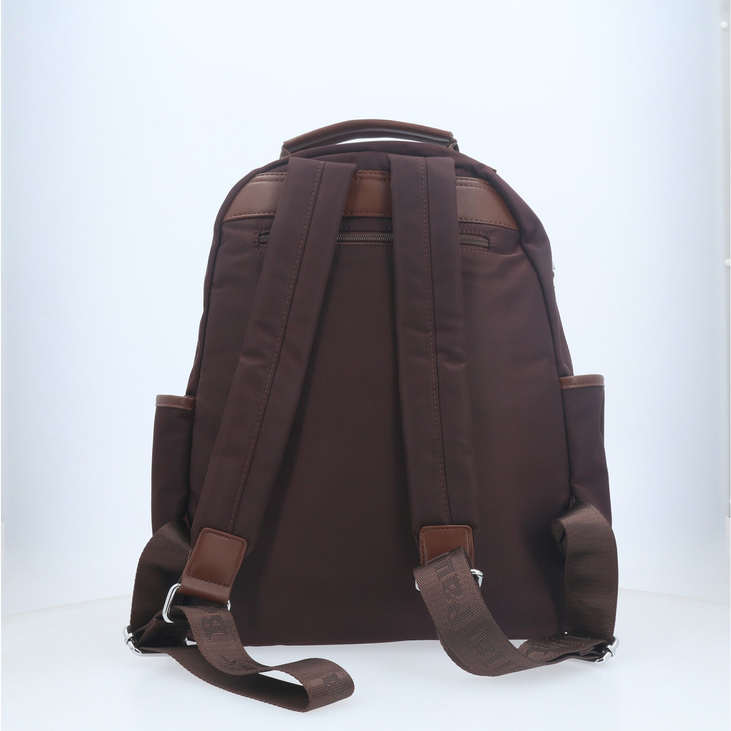 Mochila em Nylon com Bolso Frontal e Traseiro Marrom escuro