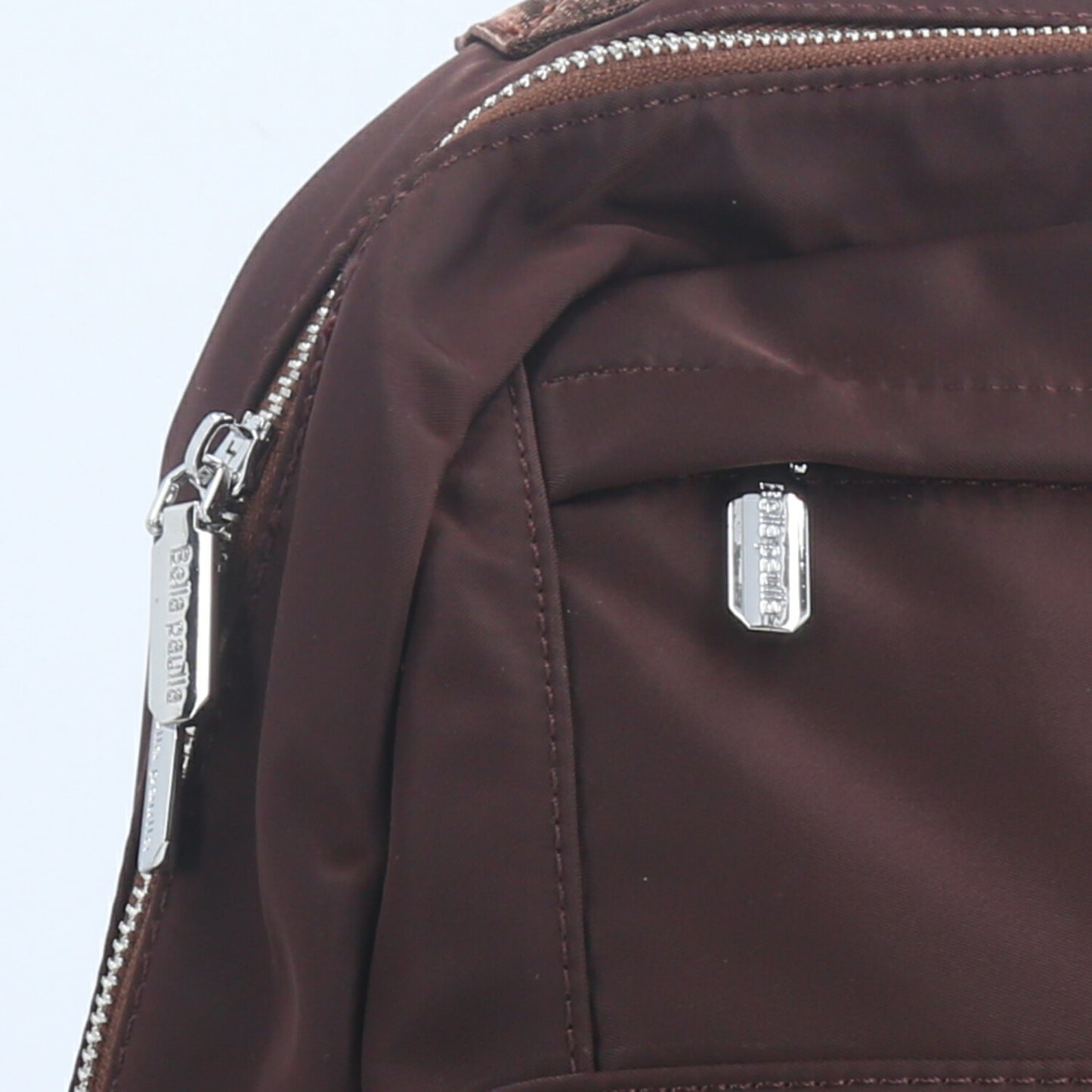 Mochila em Nylon com Bolso Frontal e Traseiro Marrom escuro