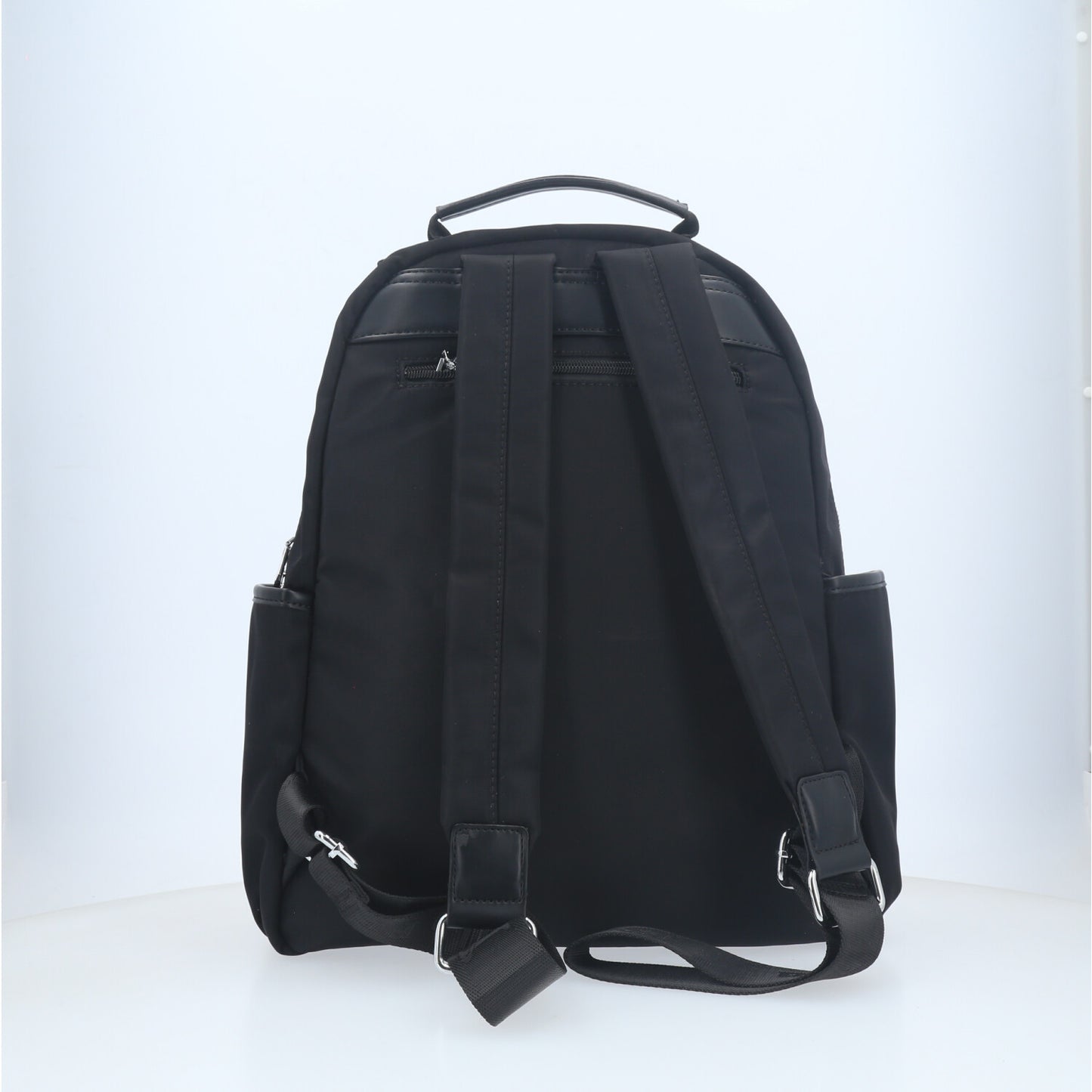 Mochila em Nylon com Bolso Frontal e Traseiro Preto