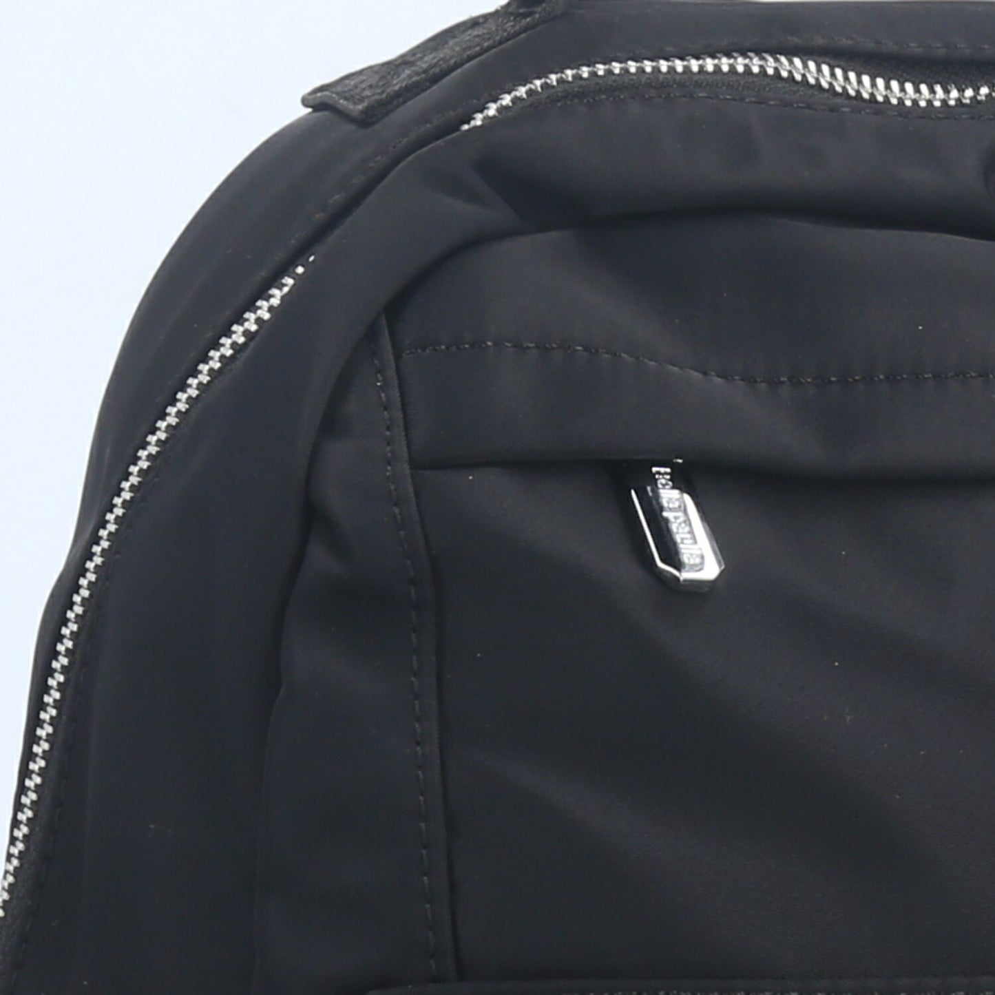 Mochila em Nylon com Bolso Frontal e Traseiro Preto