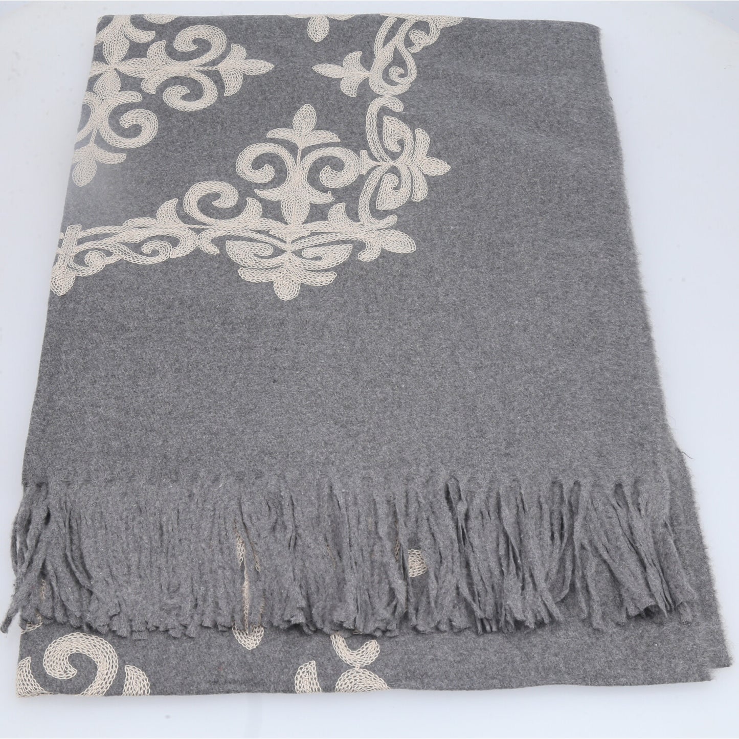 Cachecol Bordado Floral com Franjas Cinza