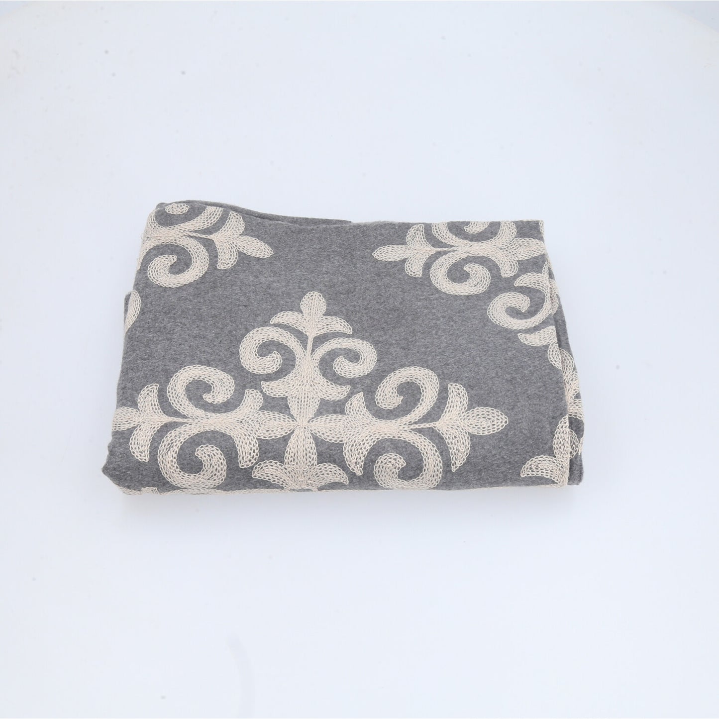Cachecol Bordado Floral com Franjas Cinza