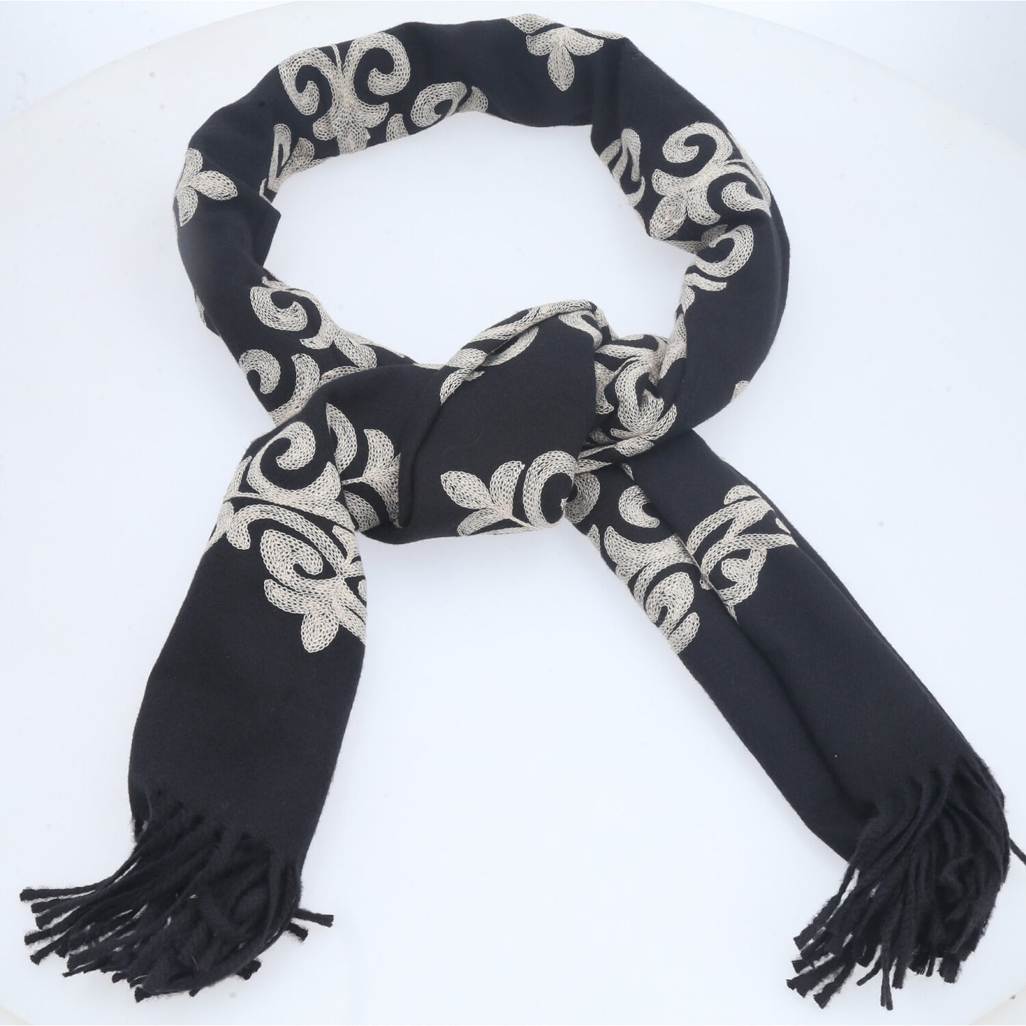 Cachecol Bordado Floral com Franjas Preto