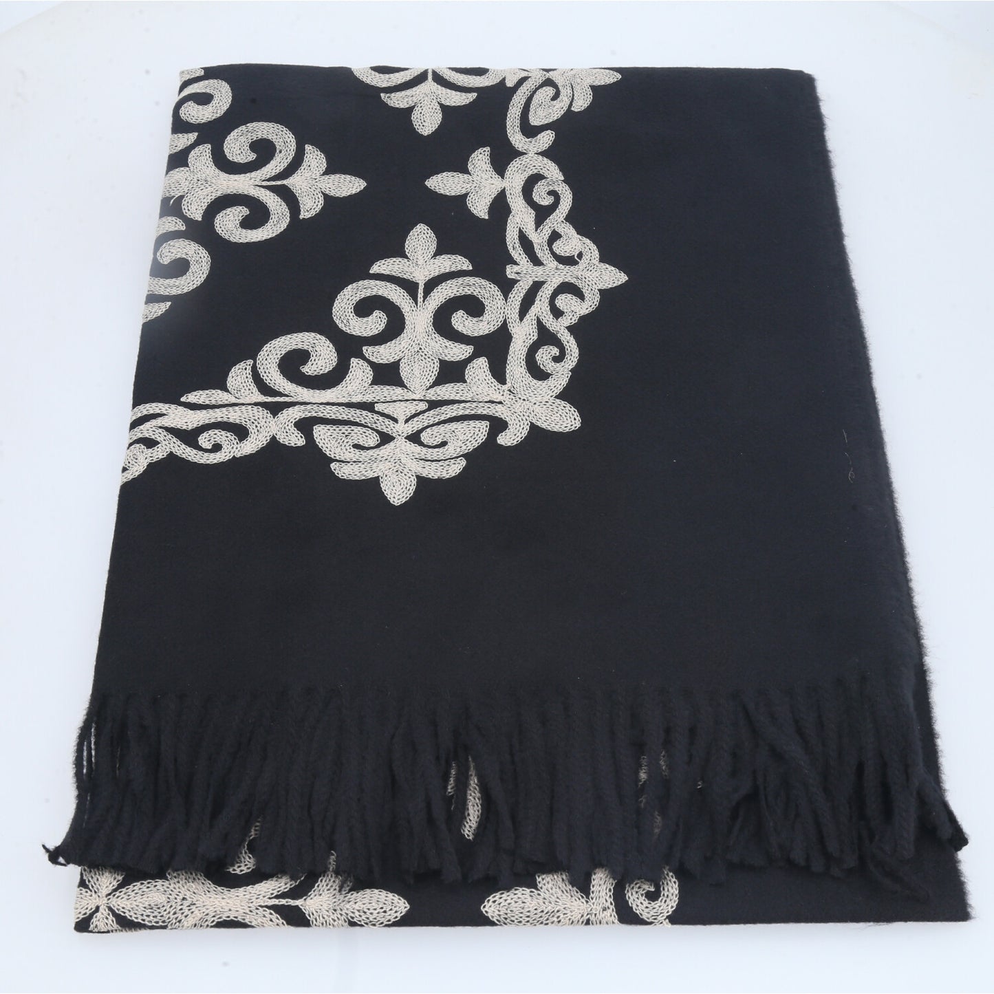 Cachecol Bordado Floral com Franjas Preto