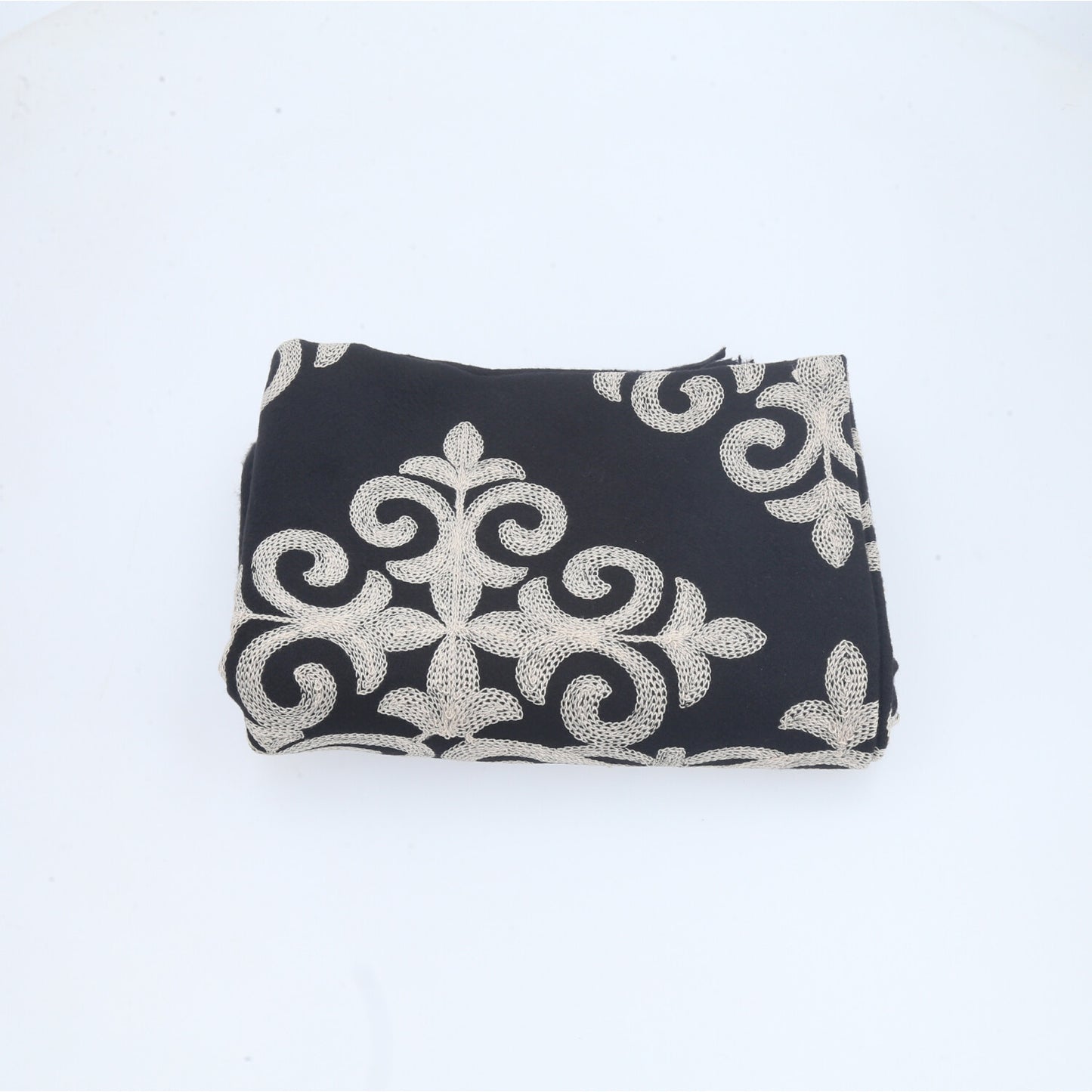 Cachecol Bordado Floral com Franjas Preto