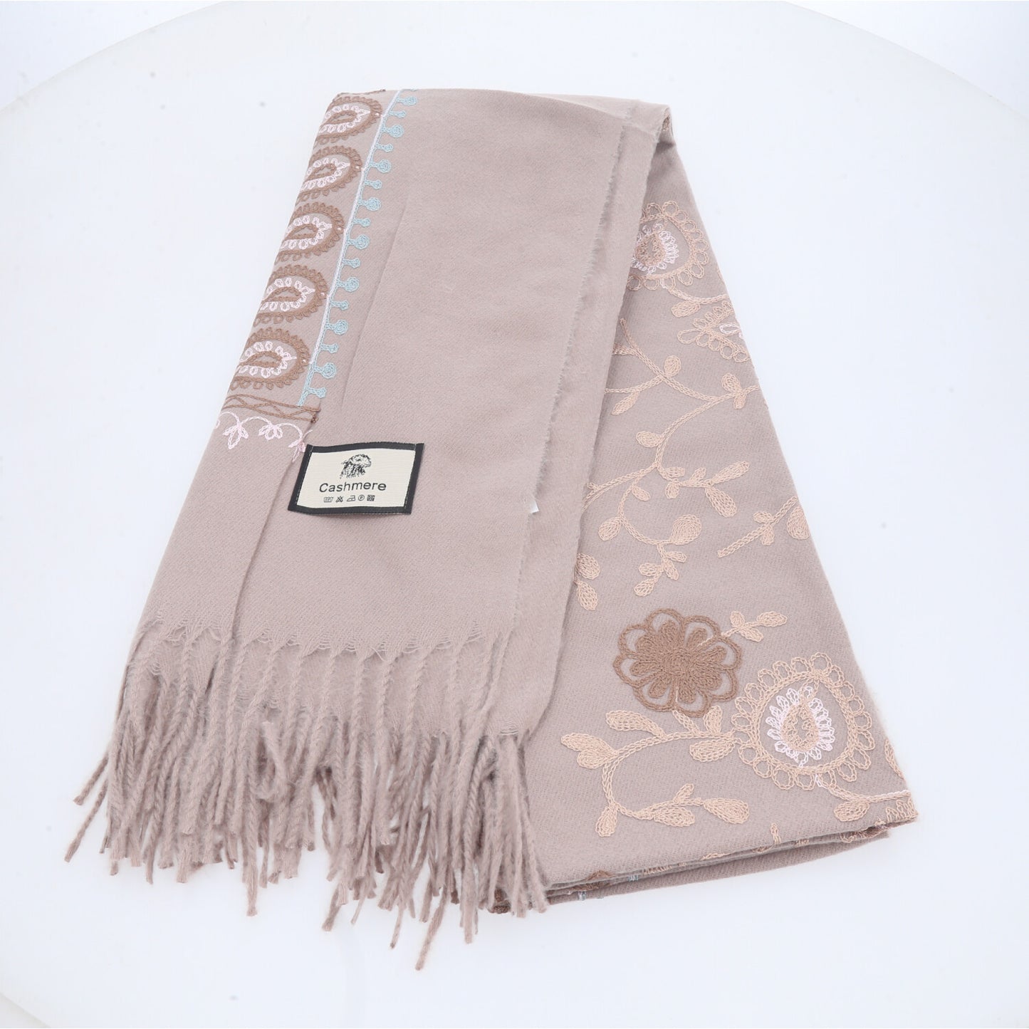 Cachecol com Estampa de Paisley Floral e Acabamento em Franjas Bege
