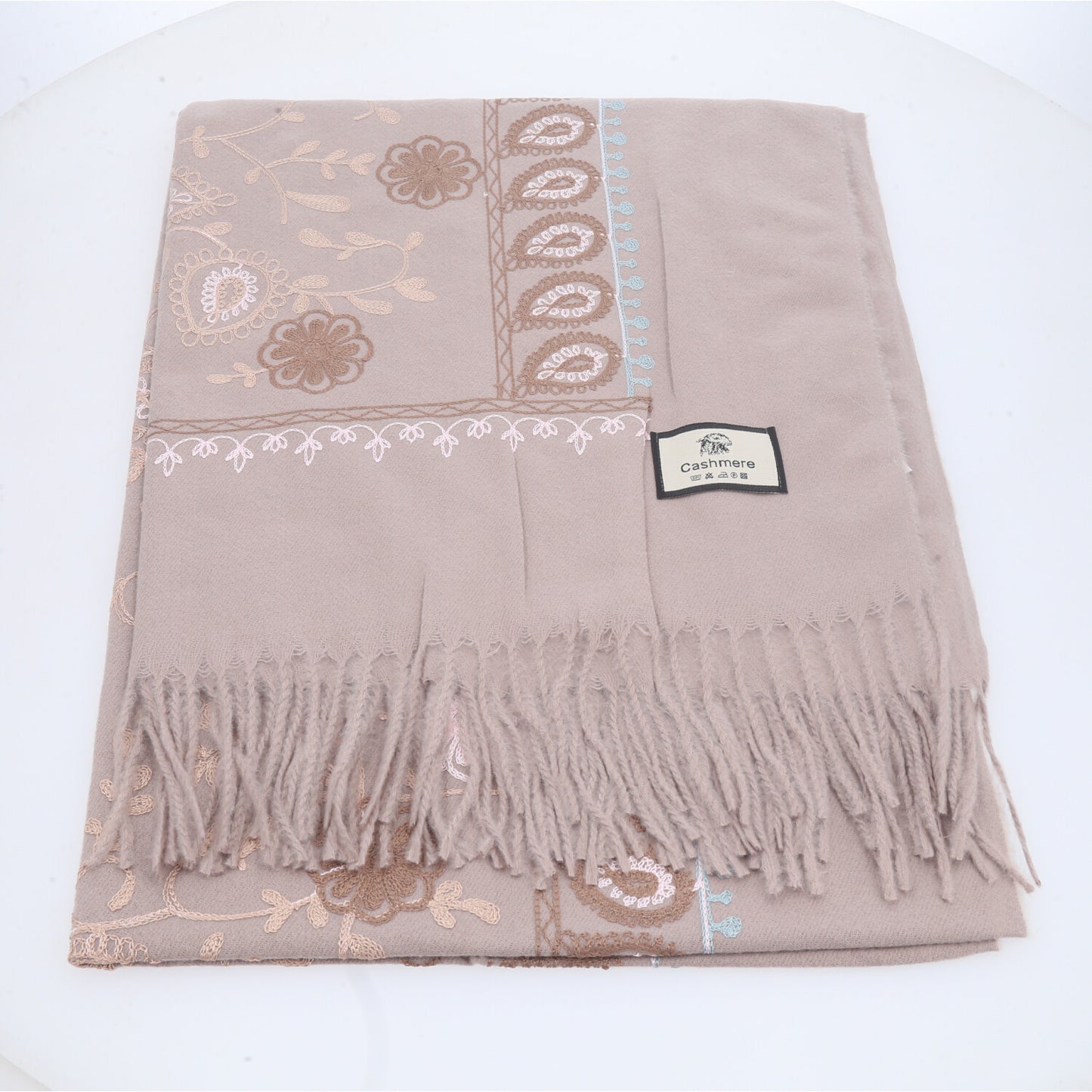 Cachecol com Estampa de Paisley Floral e Acabamento em Franjas Bege