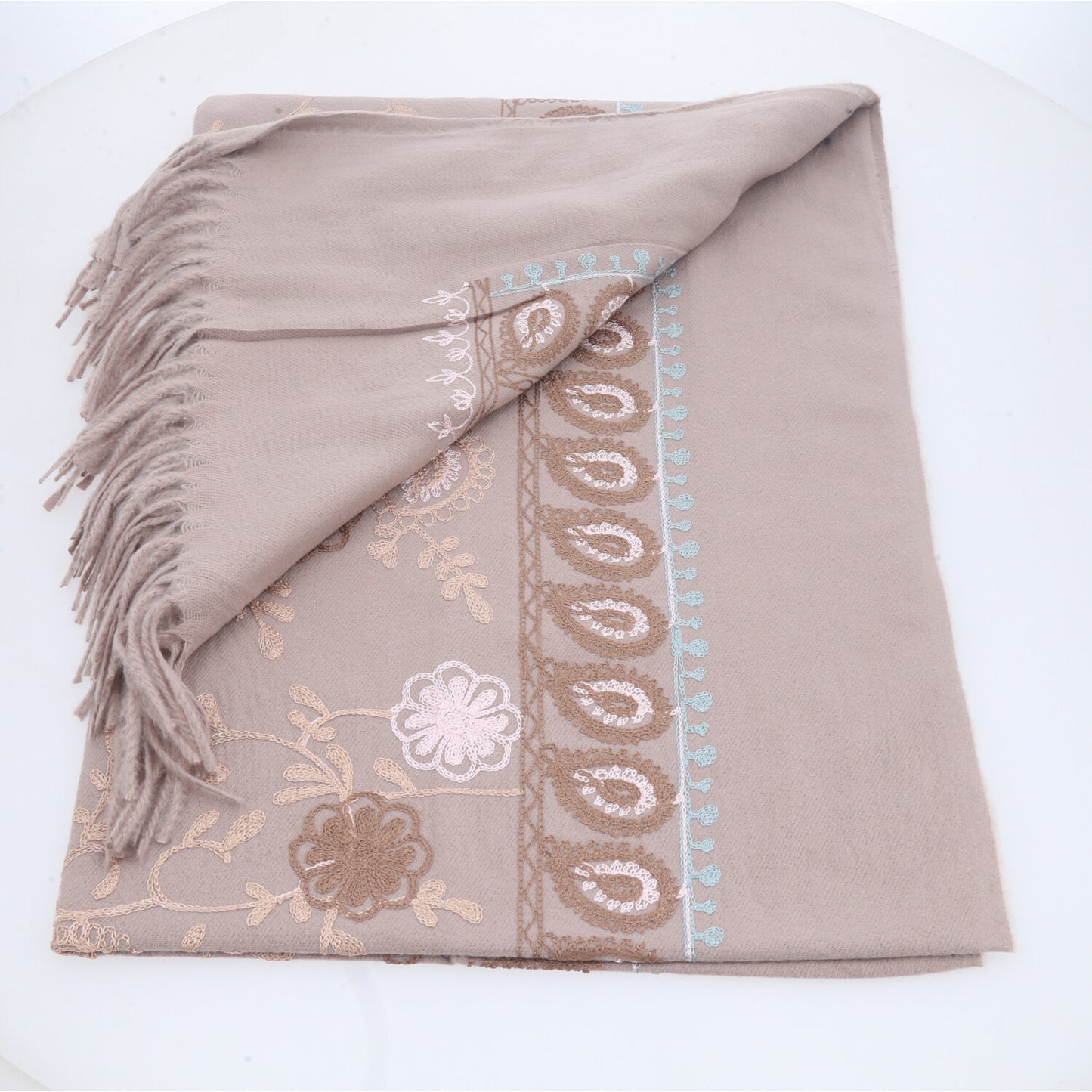 Cachecol com Estampa de Paisley Floral e Acabamento em Franjas Bege