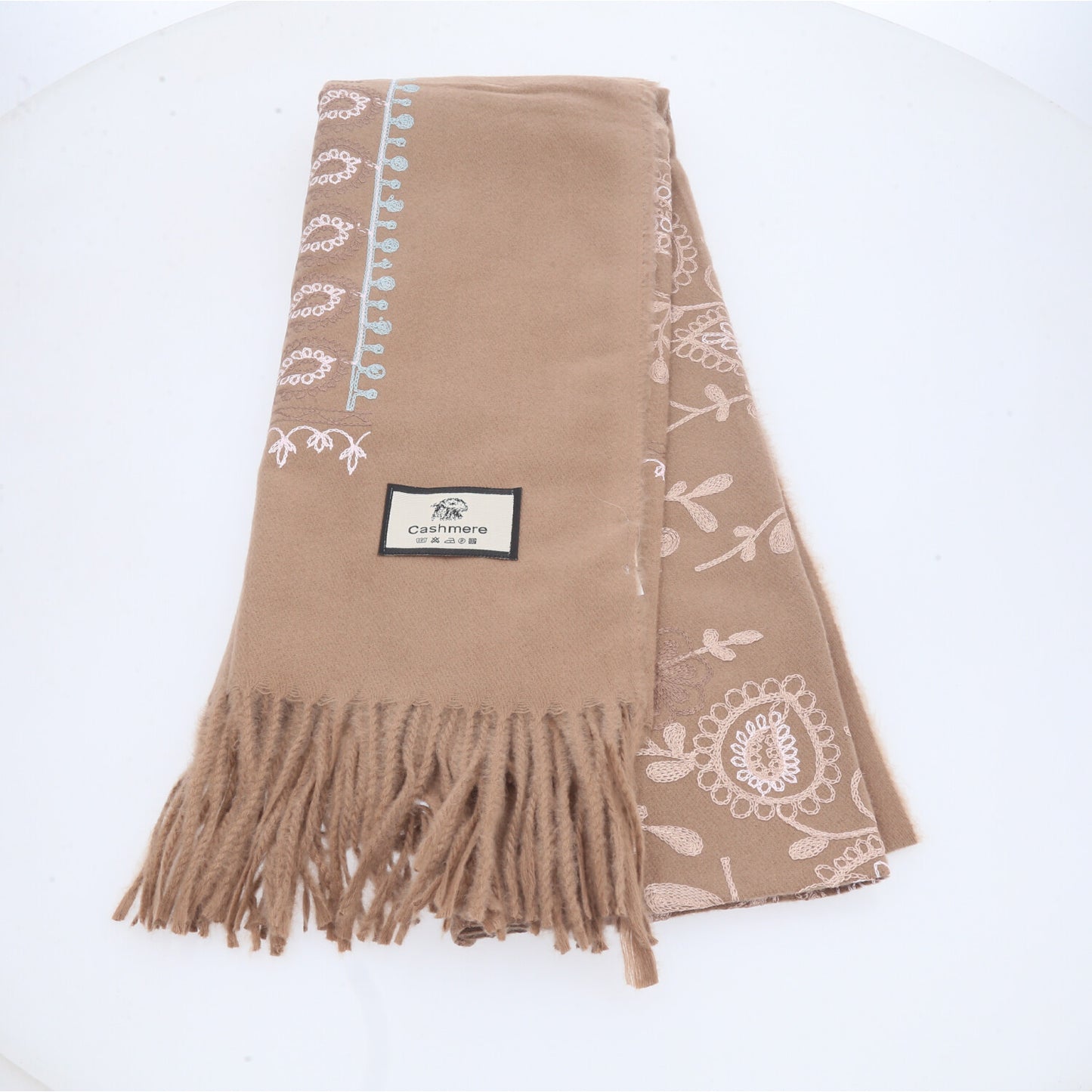 Cachecol com Estampa de Paisley Floral e Acabamento em Franjas Bege escuro