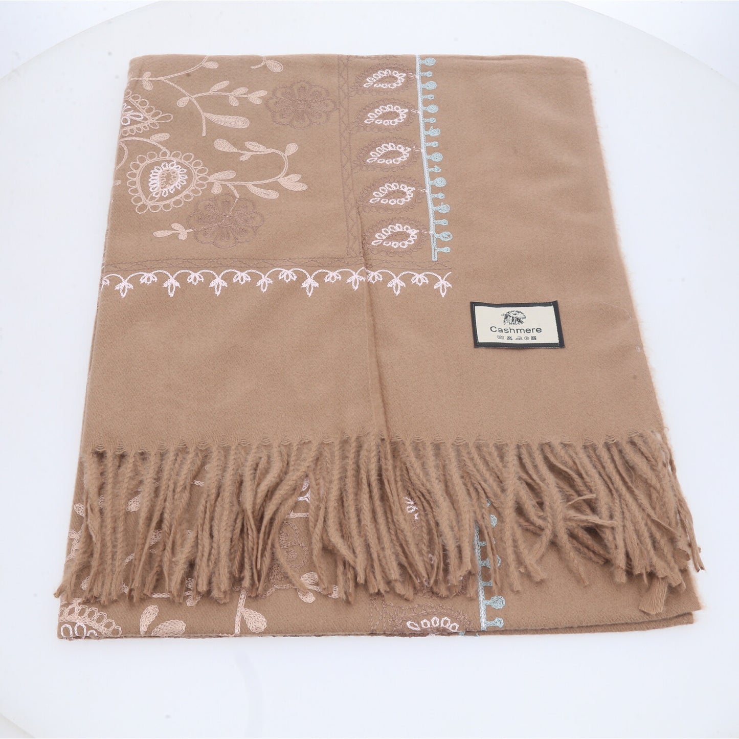 Cachecol com Estampa de Paisley Floral e Acabamento em Franjas Bege escuro