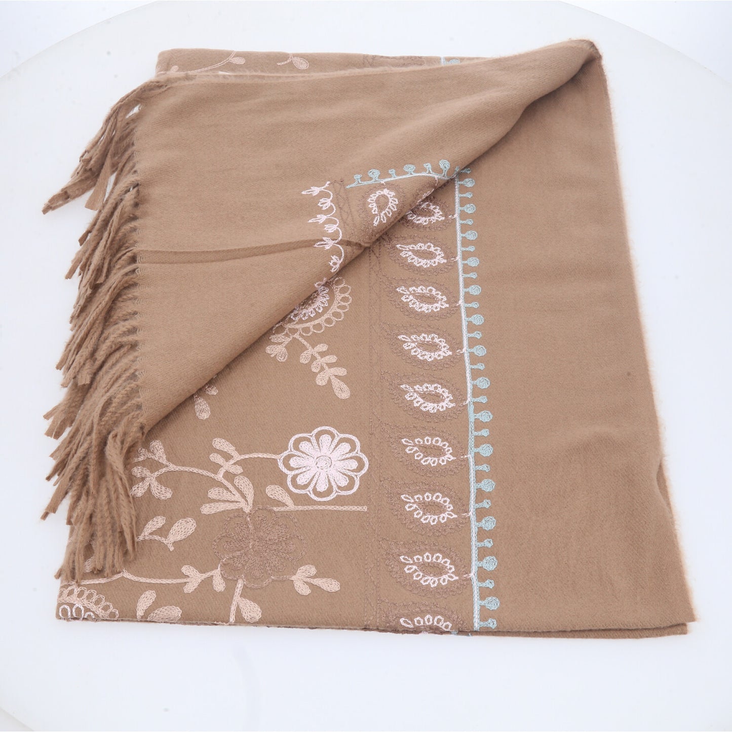 Cachecol com Estampa de Paisley Floral e Acabamento em Franjas Bege escuro