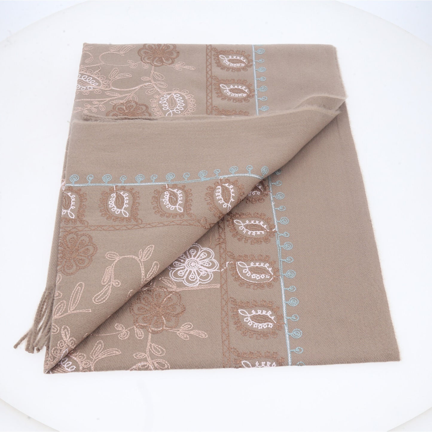 Cachecol com Estampa de Paisley Floral e Acabamento em Franjas Caqui