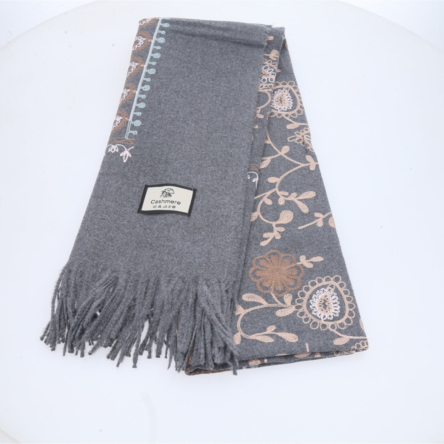 Cachecol com Estampa de Paisley Floral e Acabamento em Franjas Cinza
