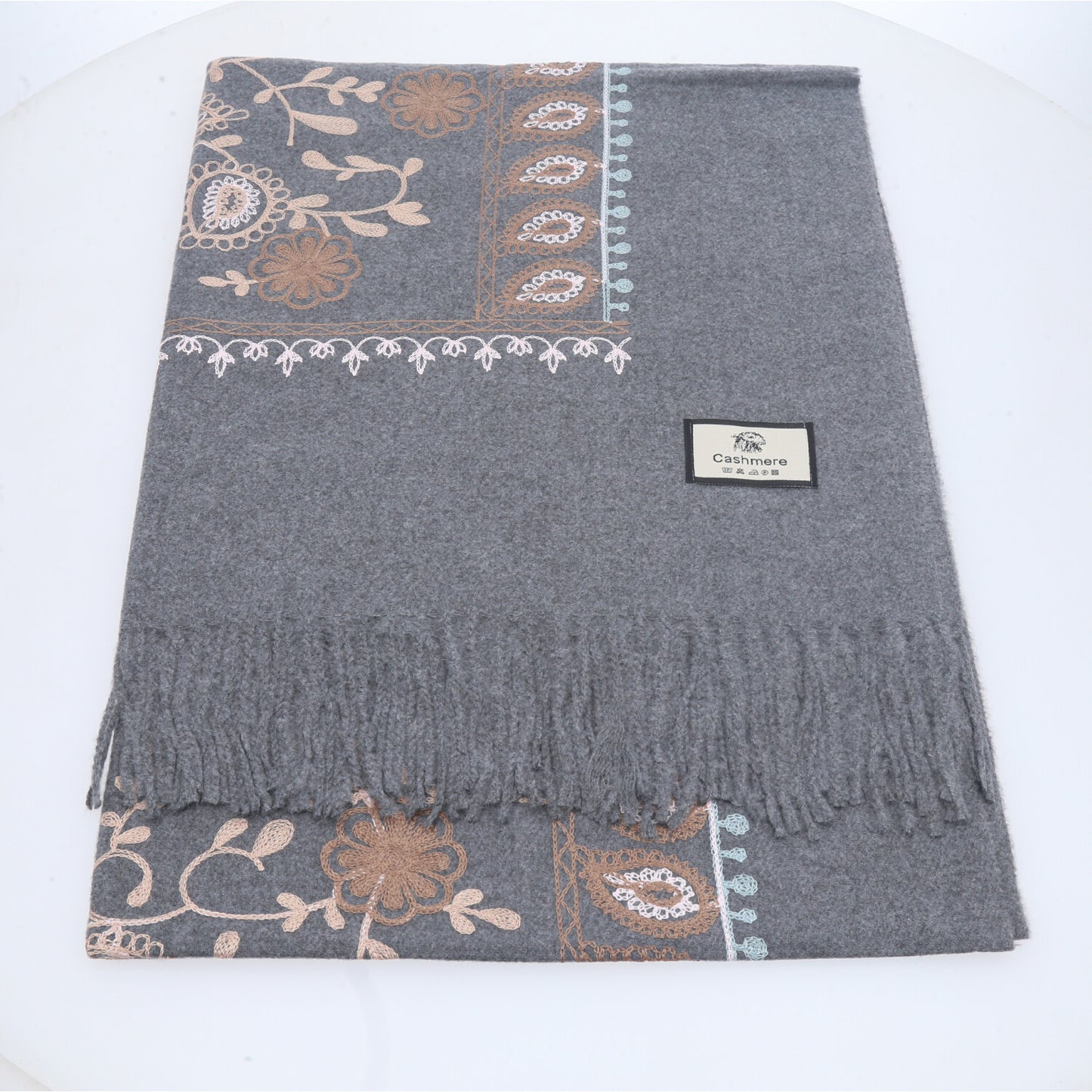 Cachecol com Estampa de Paisley Floral e Acabamento em Franjas Cinza