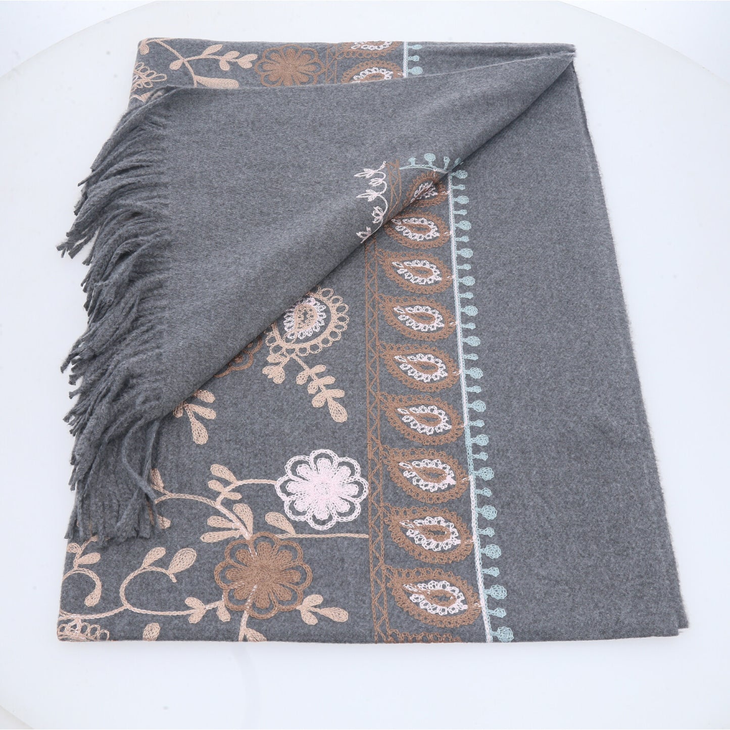 Cachecol com Estampa de Paisley Floral e Acabamento em Franjas Cinza