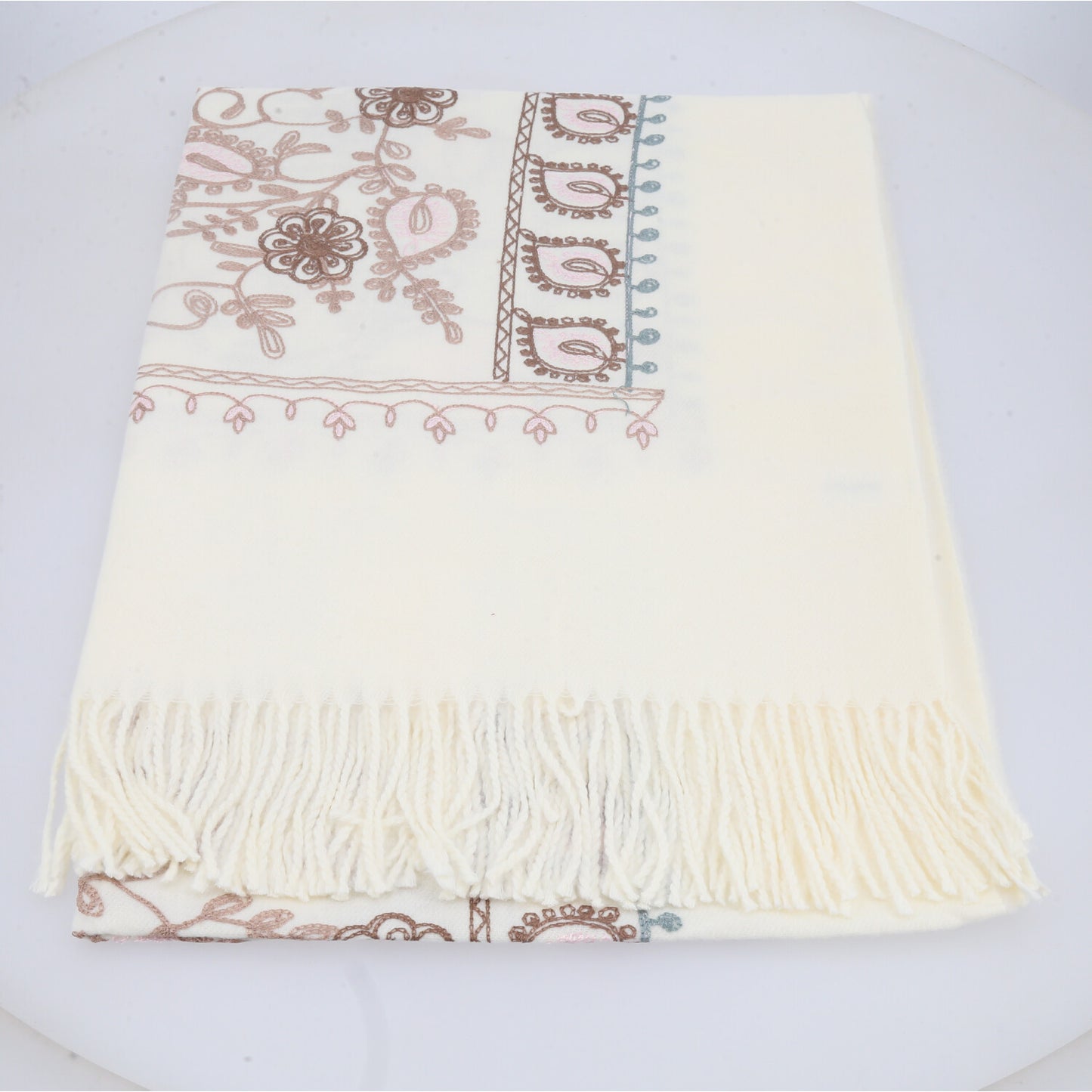 Cachecol com Estampa de Paisley Floral e Acabamento em Franjas Marfim