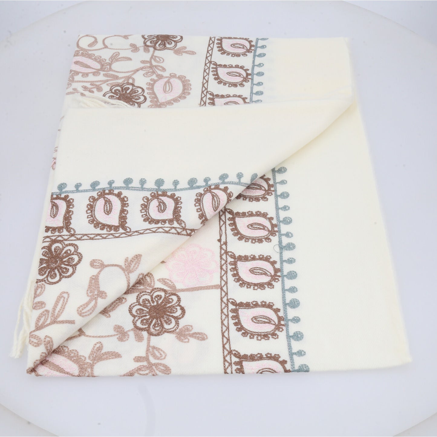 Cachecol com Estampa de Paisley Floral e Acabamento em Franjas Marfim