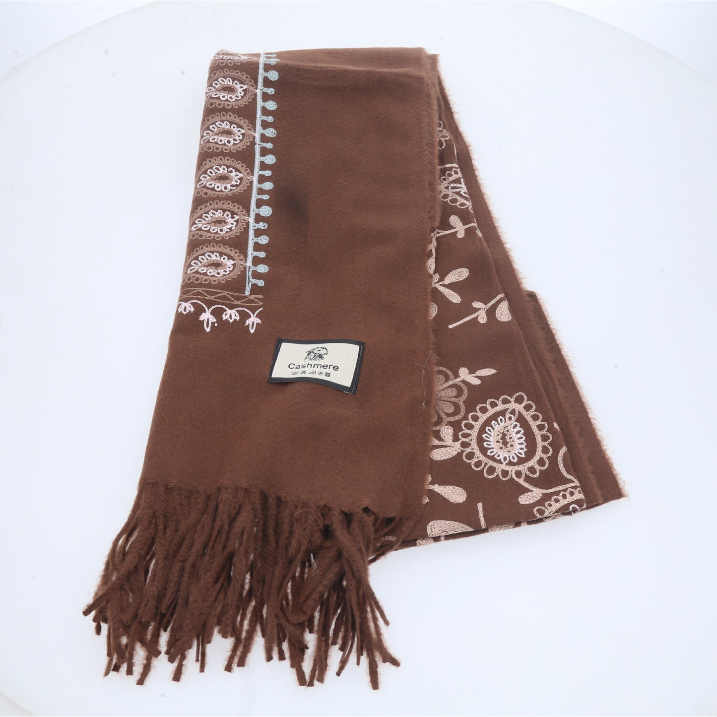 Cachecol com Estampa de Paisley Floral e Acabamento em Franjas Marrom
