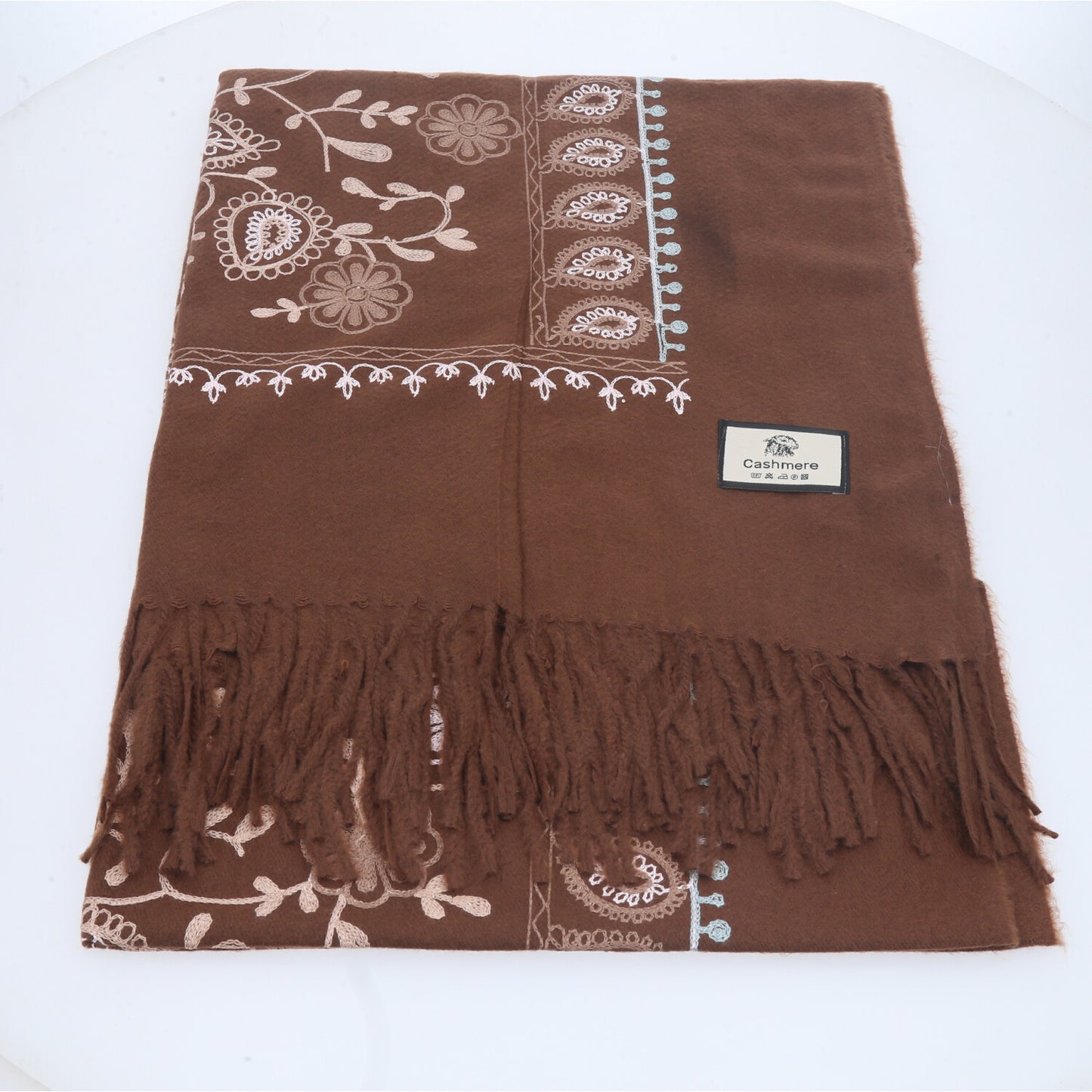 Cachecol com Estampa de Paisley Floral e Acabamento em Franjas Marrom