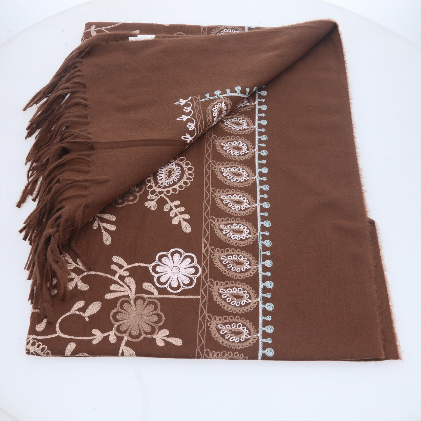 Cachecol com Estampa de Paisley Floral e Acabamento em Franjas Marrom