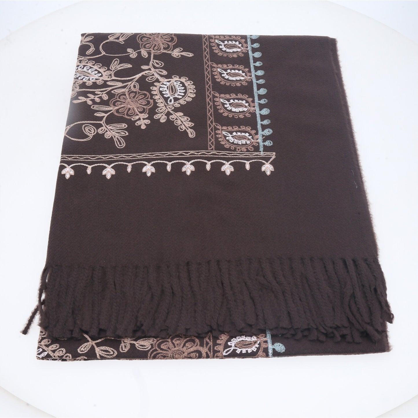 Cachecol com Estampa de Paisley Floral e Acabamento em Franjas Marrom escuro