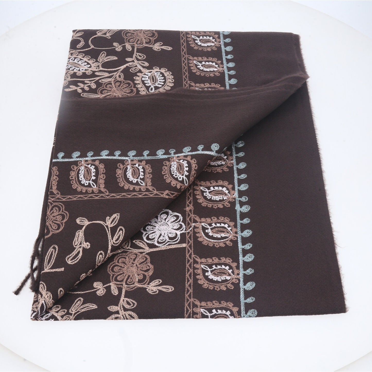Cachecol com Estampa de Paisley Floral e Acabamento em Franjas Marrom escuro