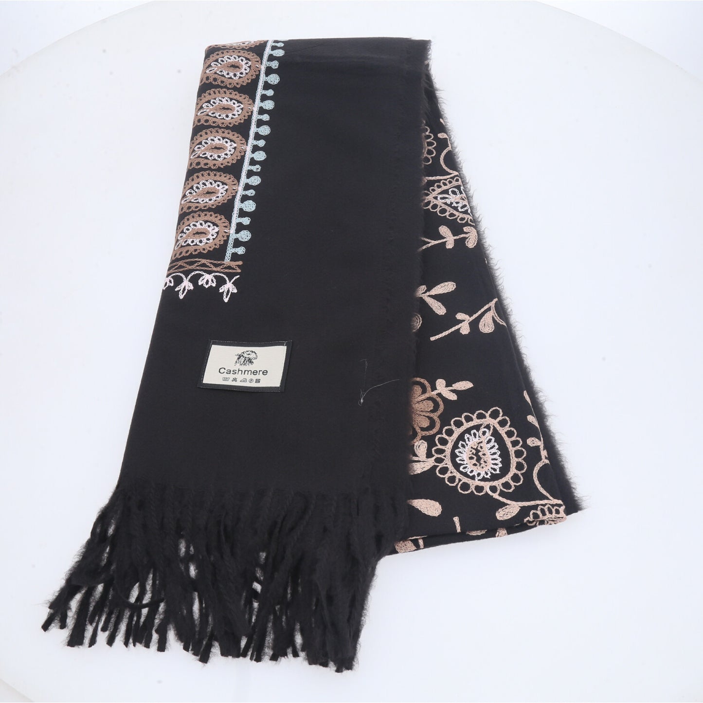 Cachecol com Estampa de Paisley Floral e Acabamento em Franjas Preto