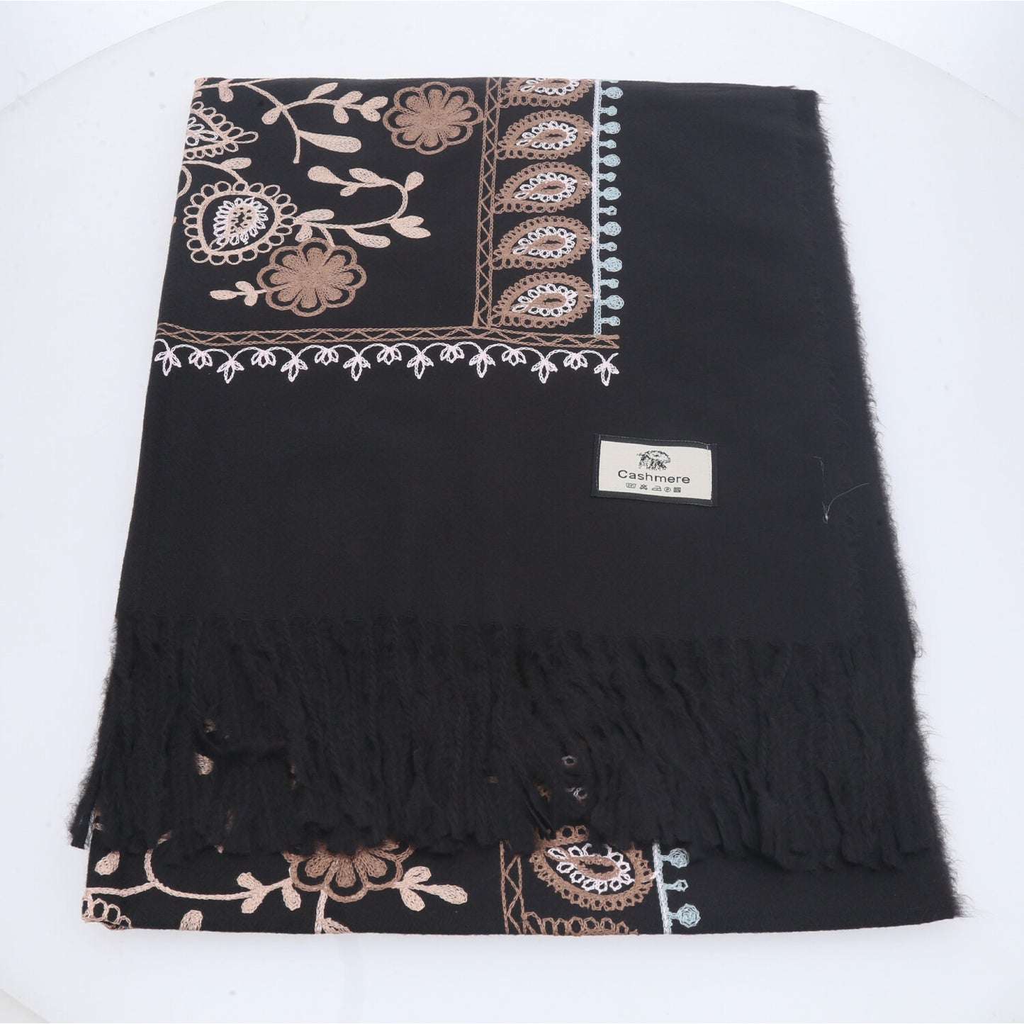 Cachecol com Estampa de Paisley Floral e Acabamento em Franjas Preto