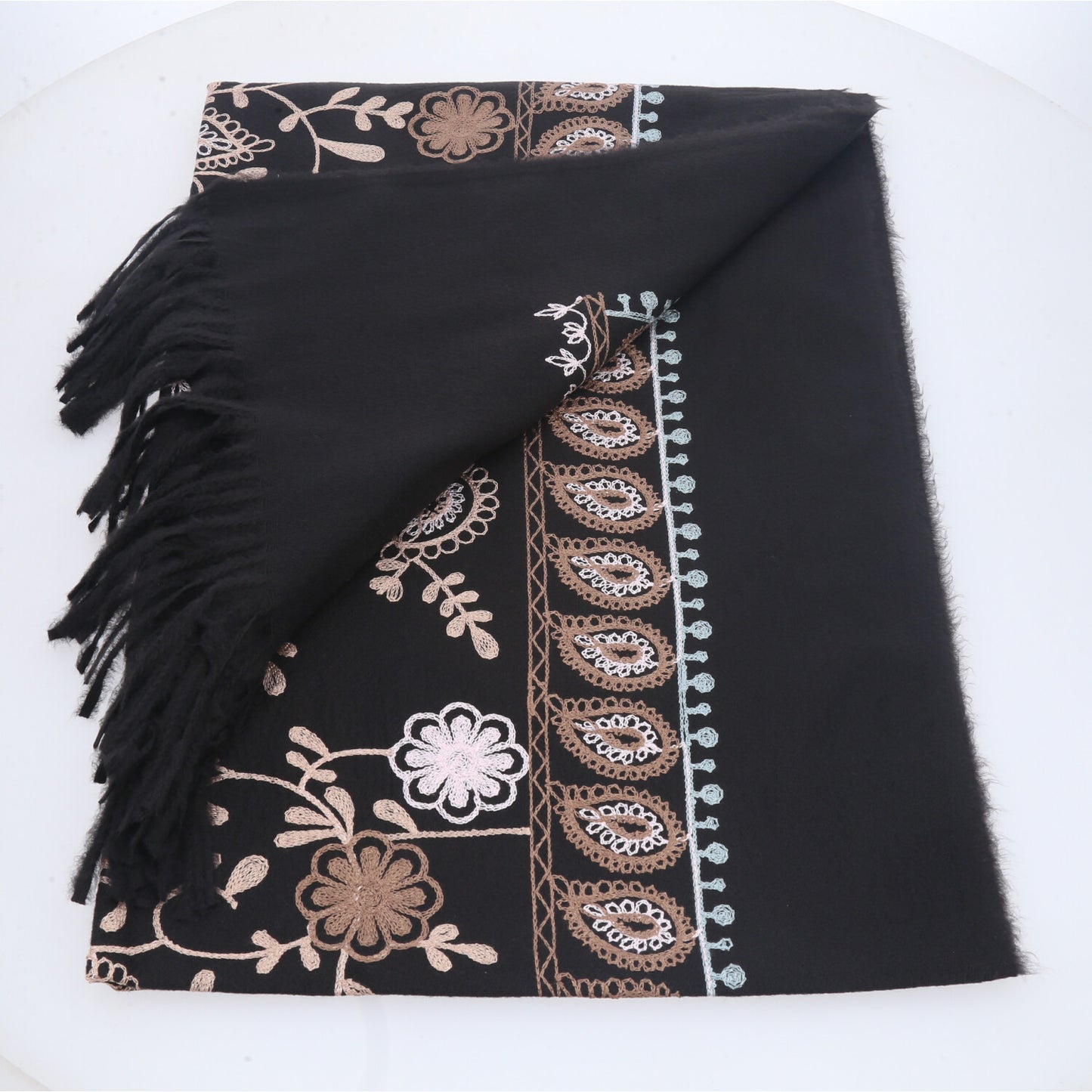 Cachecol com Estampa de Paisley Floral e Acabamento em Franjas Preto