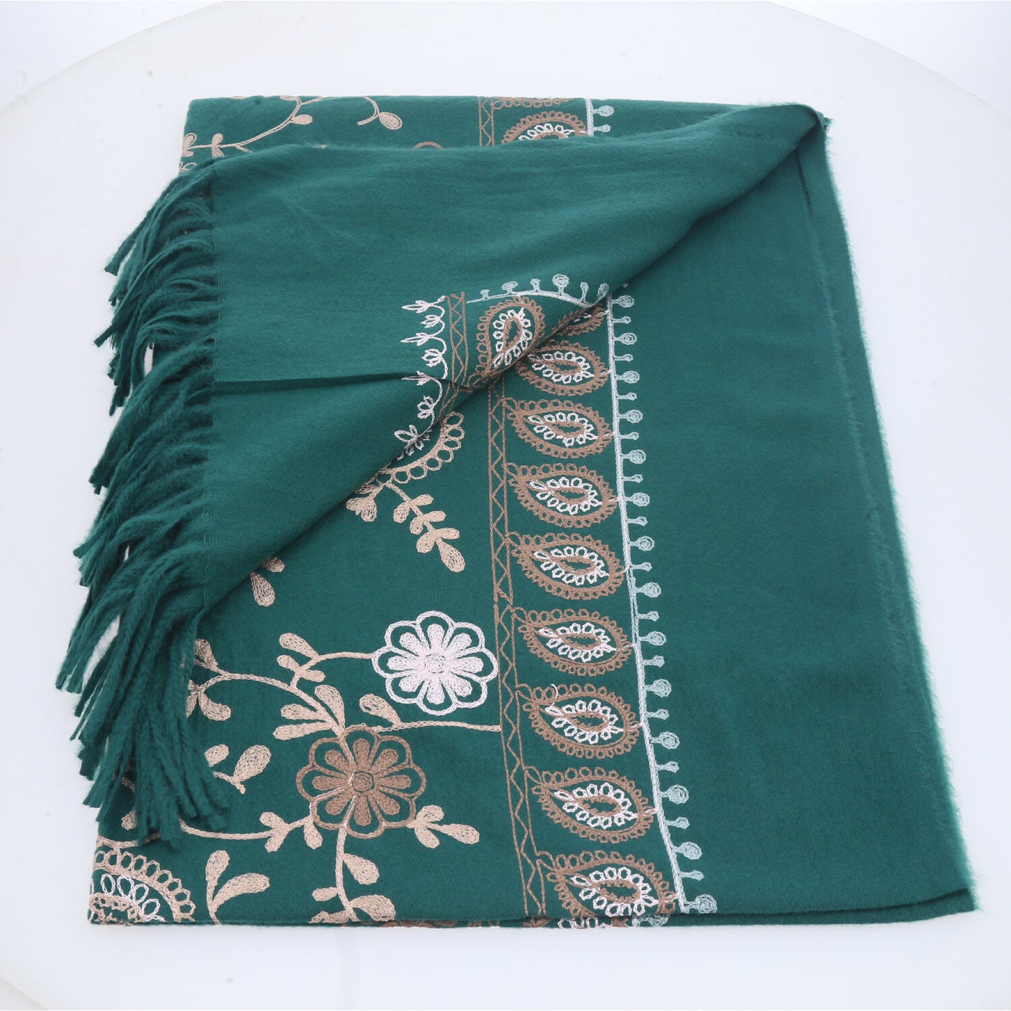 Cachecol com Estampa de Paisley Floral e Acabamento em Franjas Verde