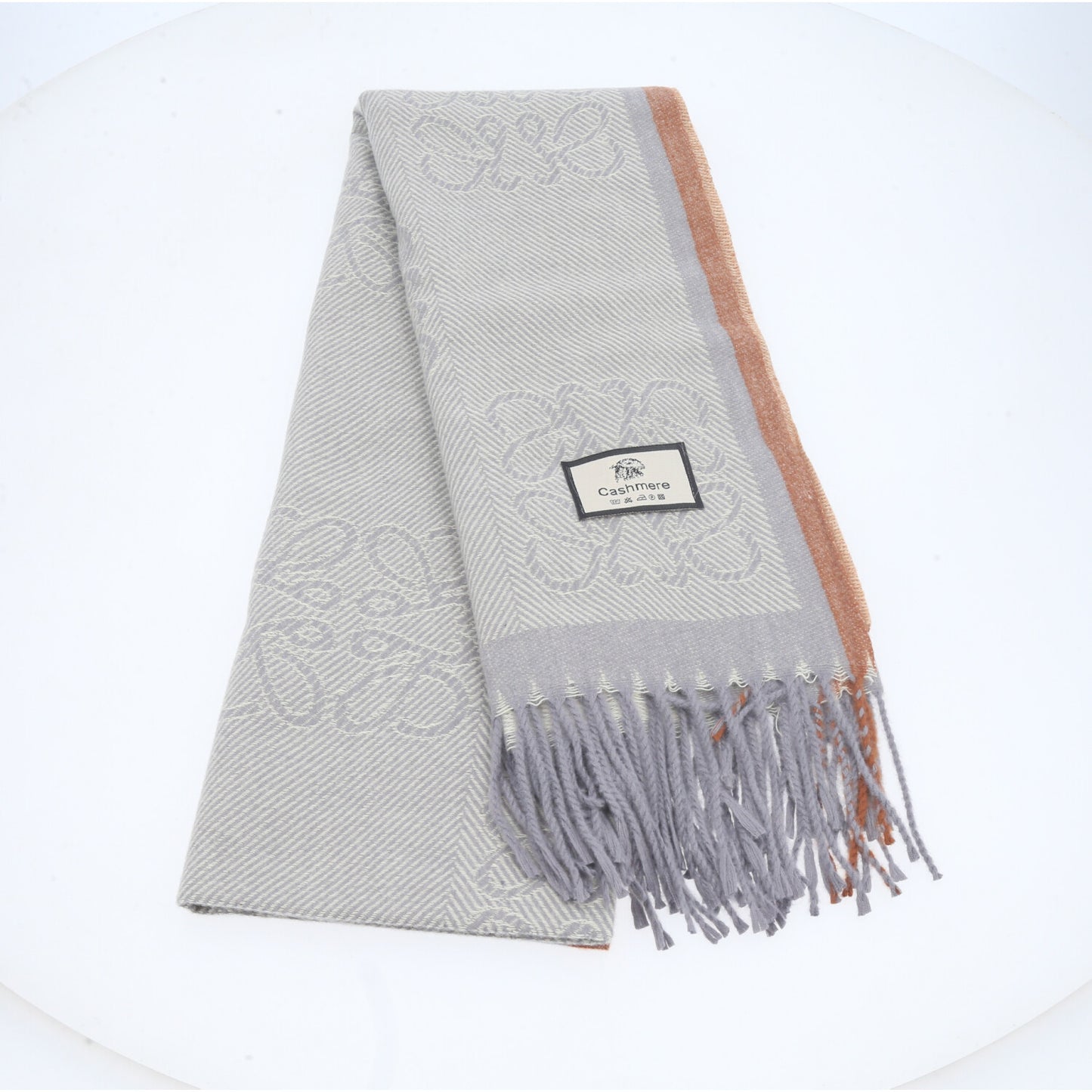Cachecol com Estampa Boho e Acabamento em Franjas Cinza