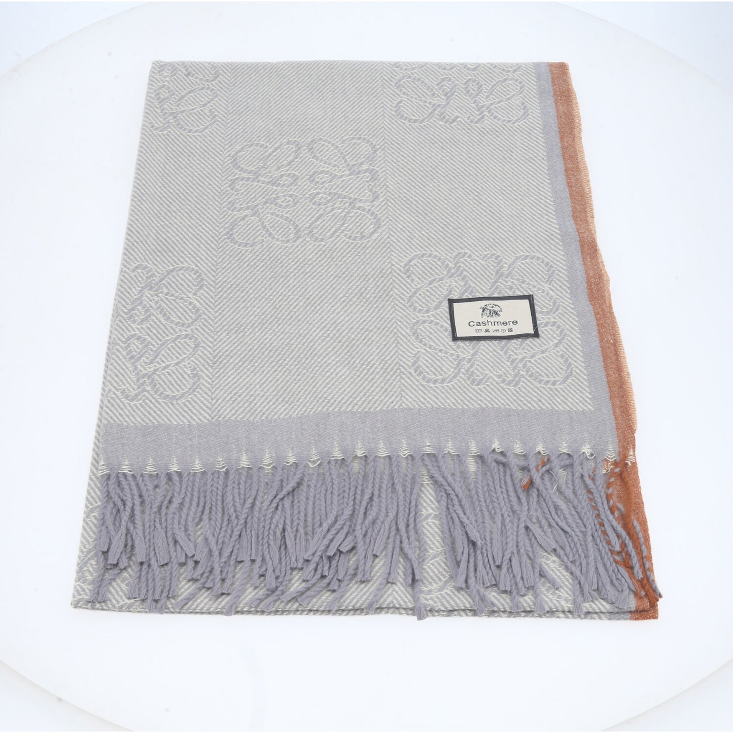 Cachecol com Estampa Boho e Acabamento em Franjas Cinza