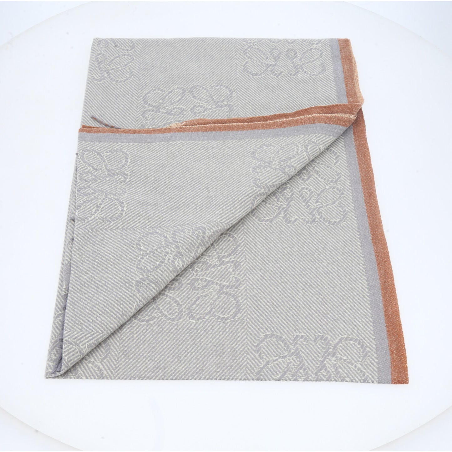 Cachecol com Estampa Boho e Acabamento em Franjas Cinza