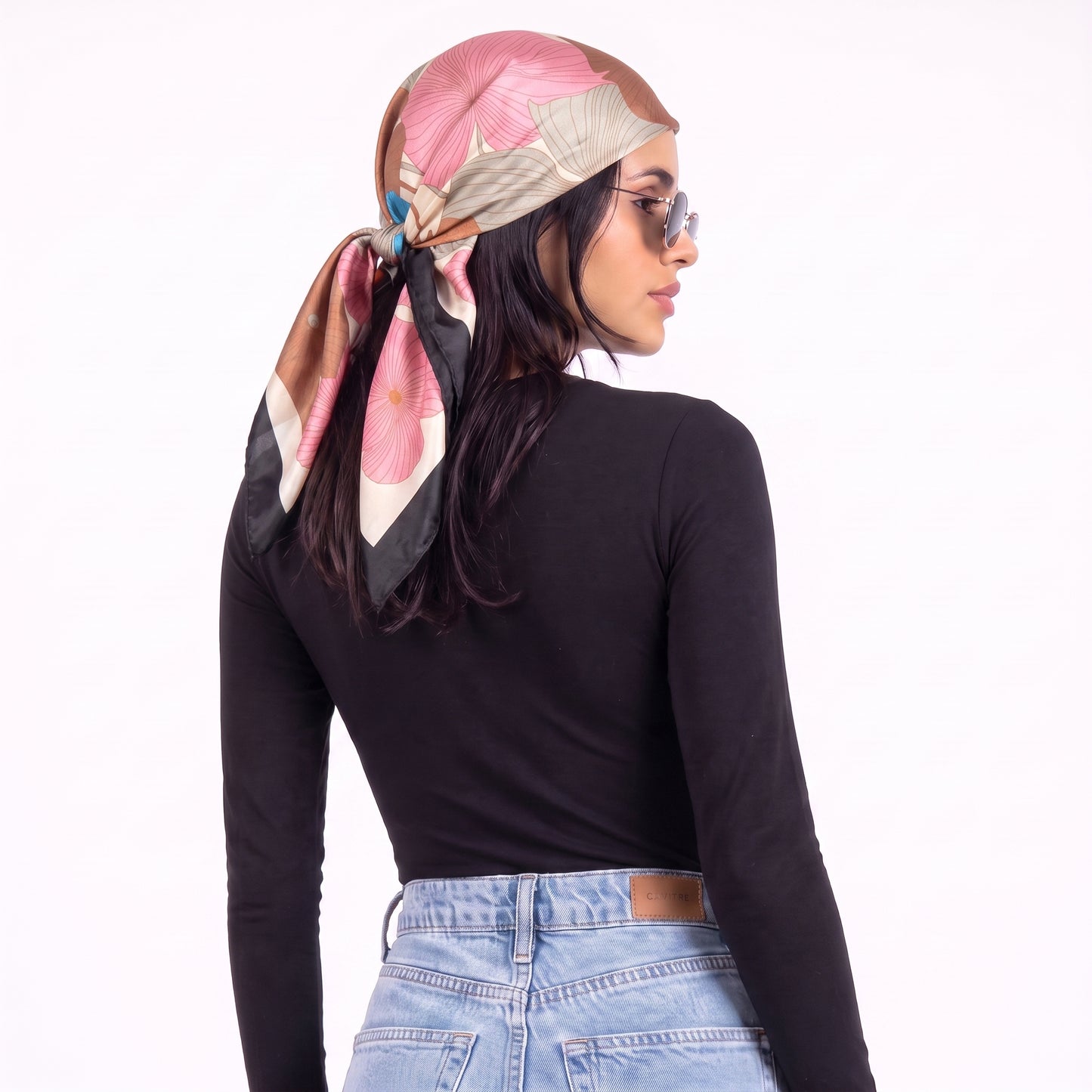 Lenço de Cetim com Estampa Floral Bege