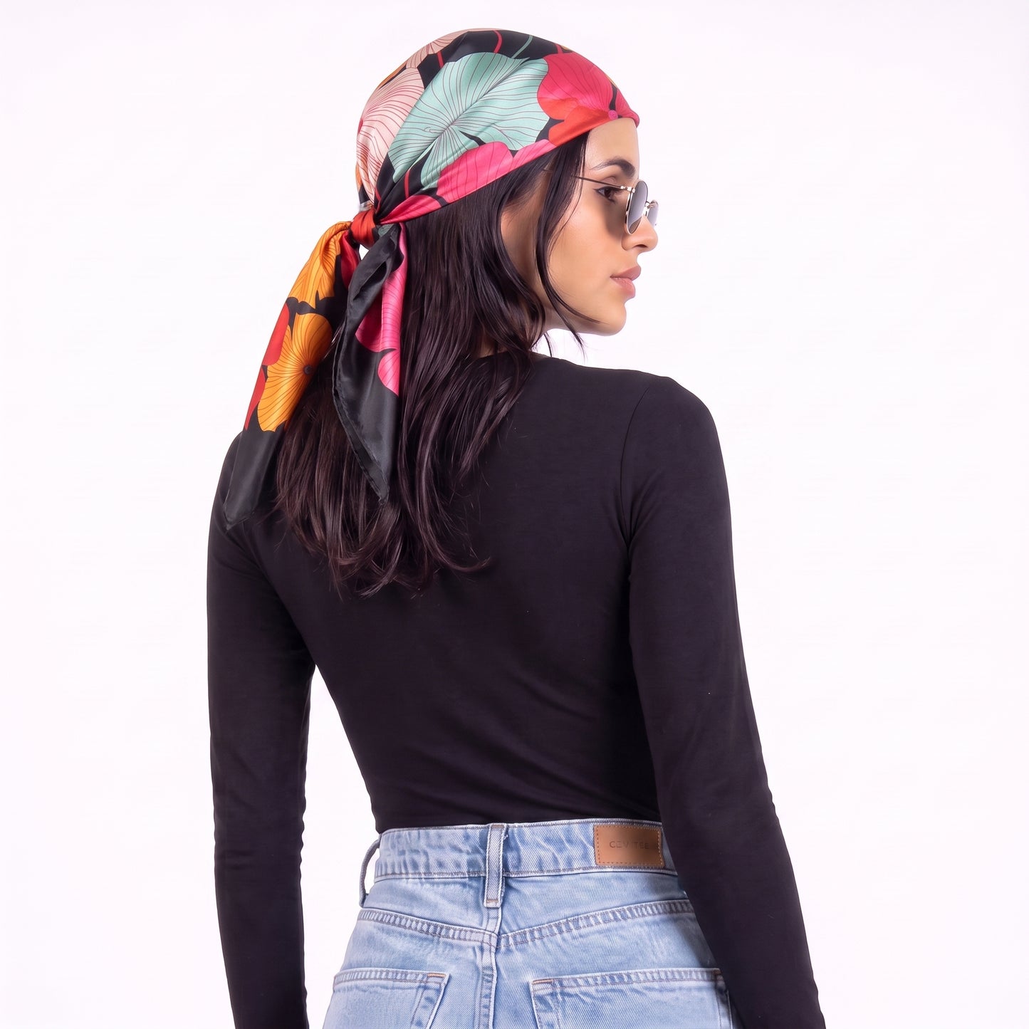 Lenço de Cetim com Estampa Floral Preto