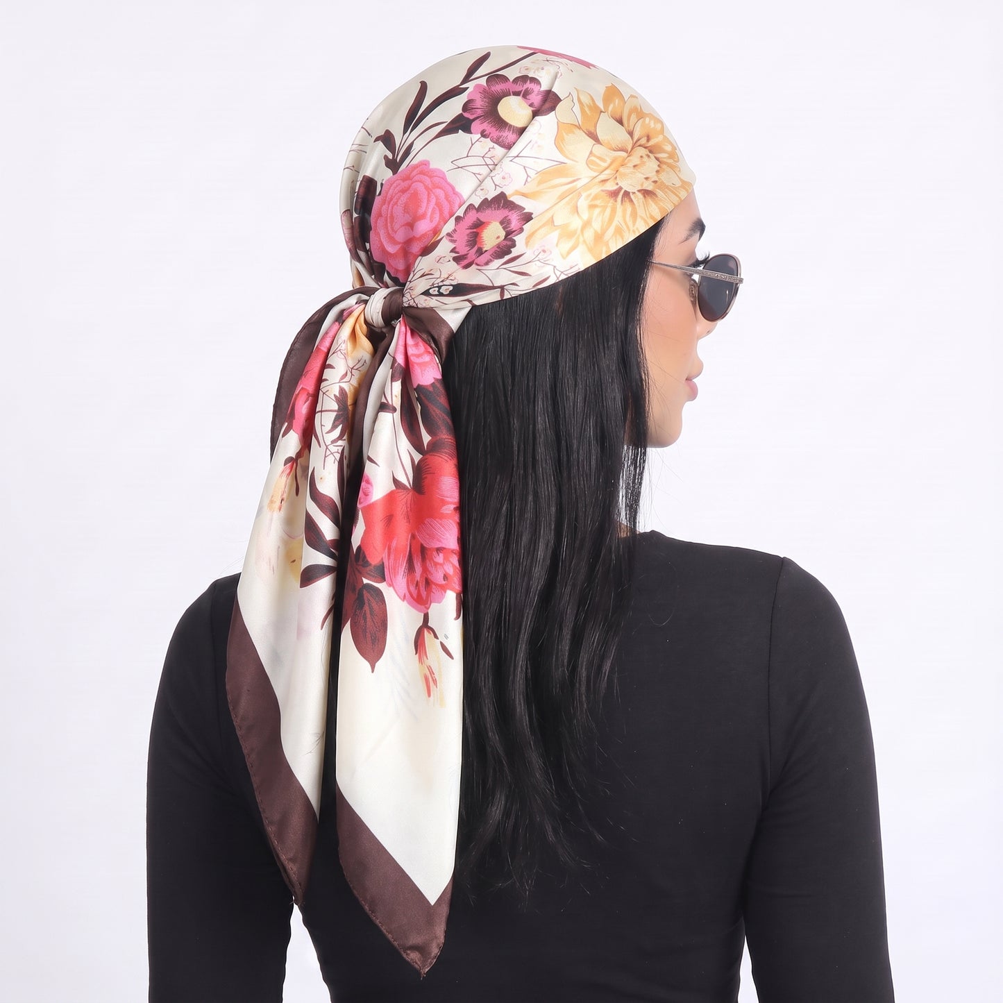 Lenço de Cetim com Estampa Floral Elegante Marrom
