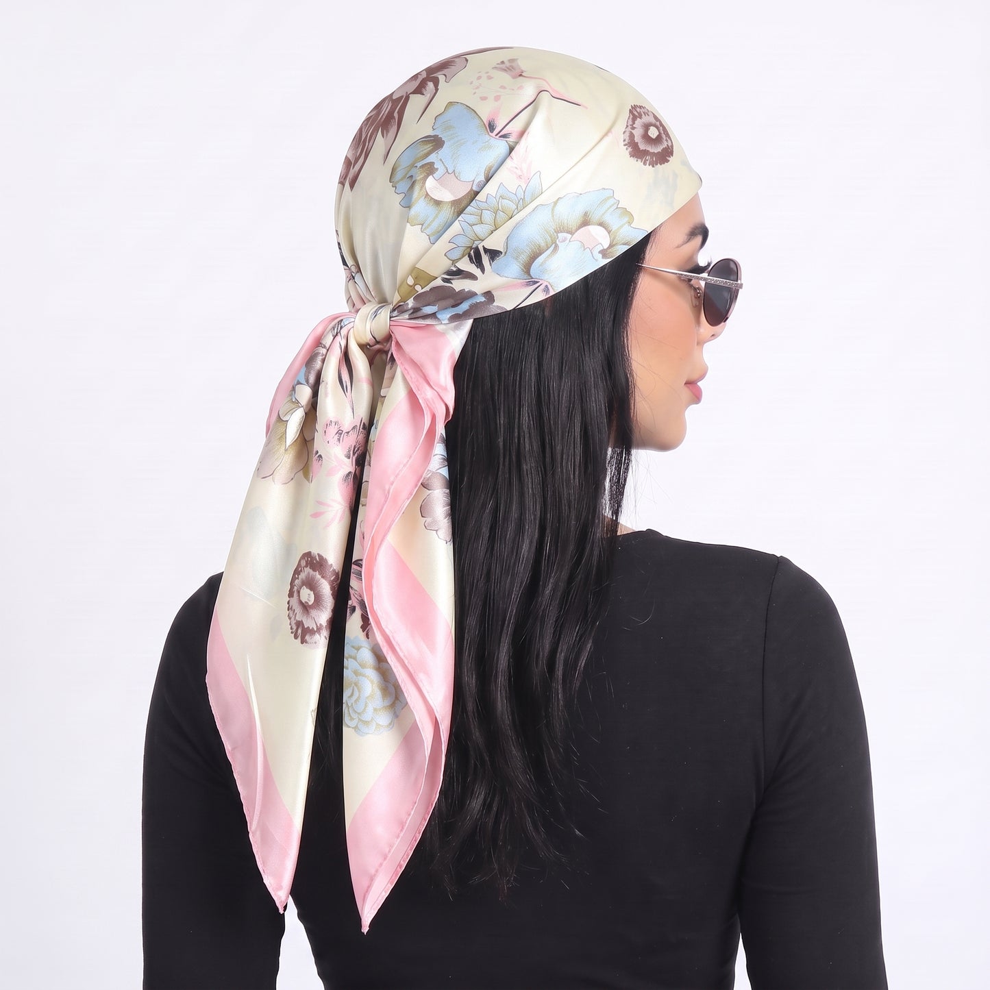 Lenço de Cetim com Estampa Floral Elegante Rosa