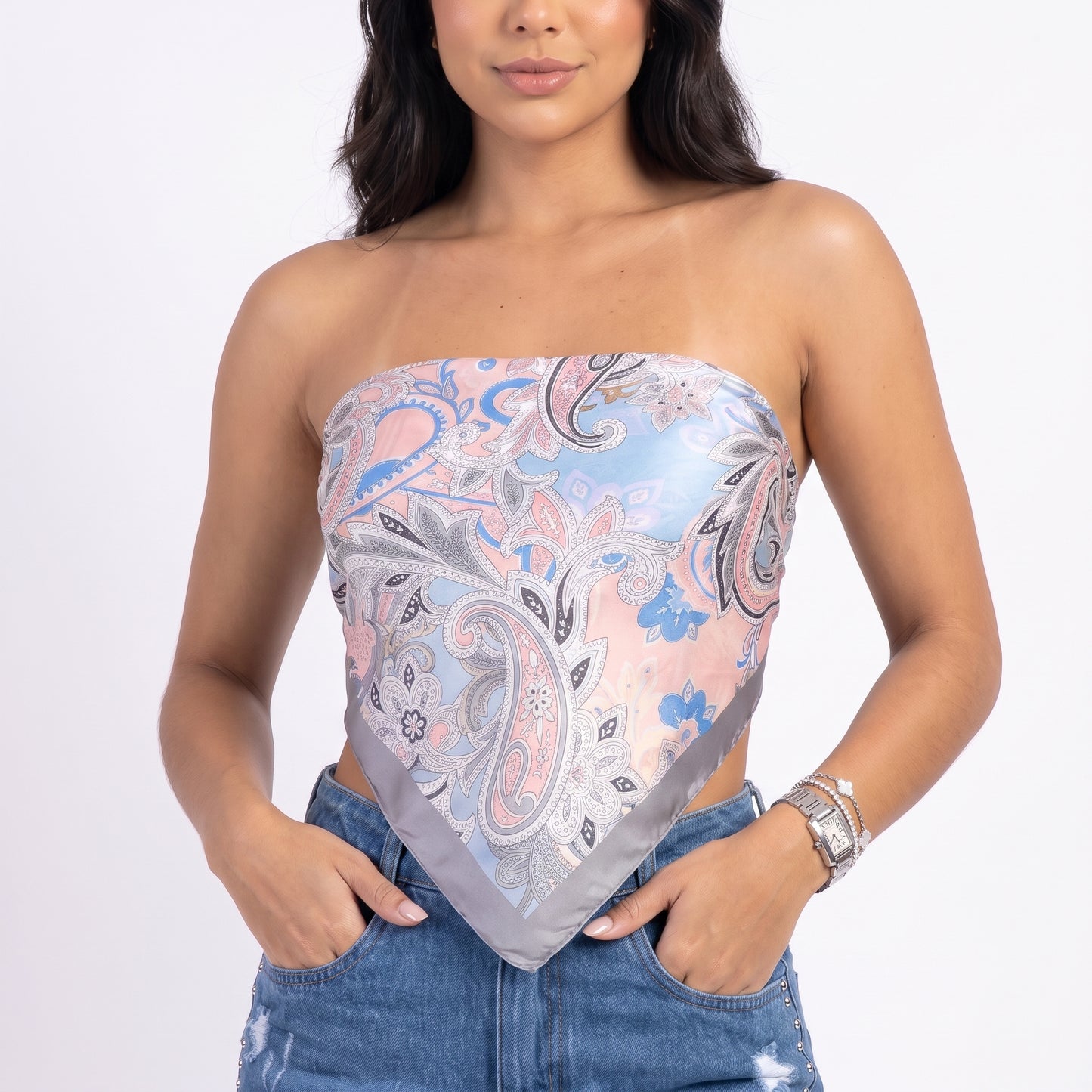 Lenço de Cetim com Estampa de Paisley em Tons Pastéis Cinza