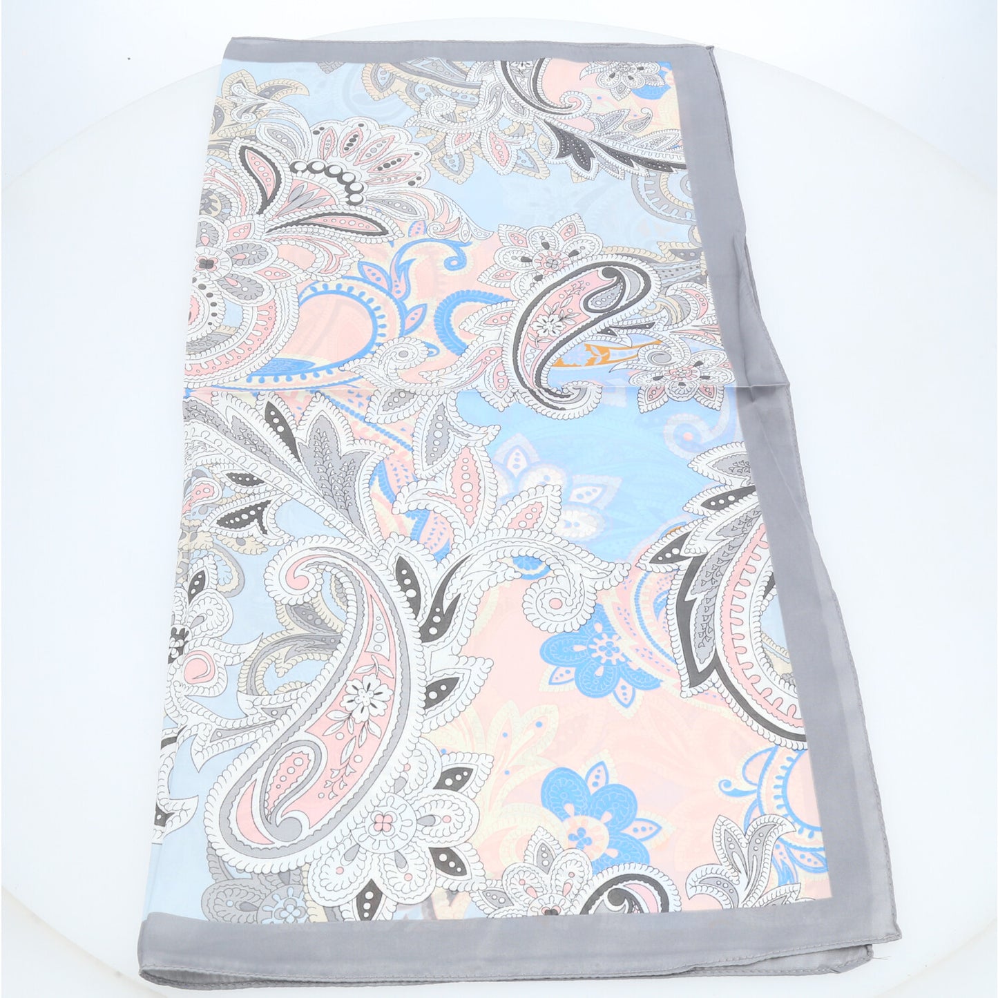 Lenço de Cetim com Estampa de Paisley em Tons Pastéis Cinza