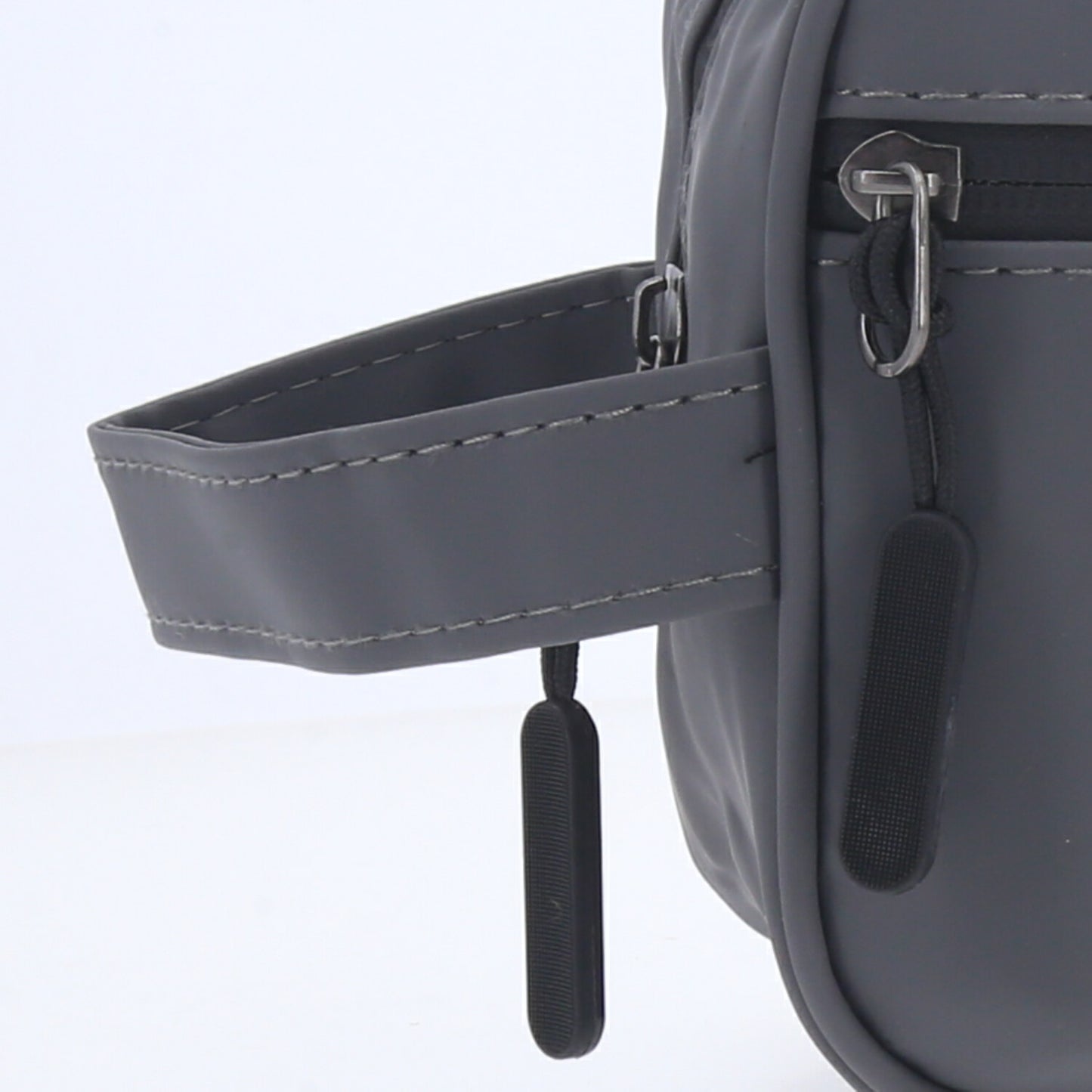 Nécessaire Masculina com Bolso Frontal e Alça Lateral Cinza